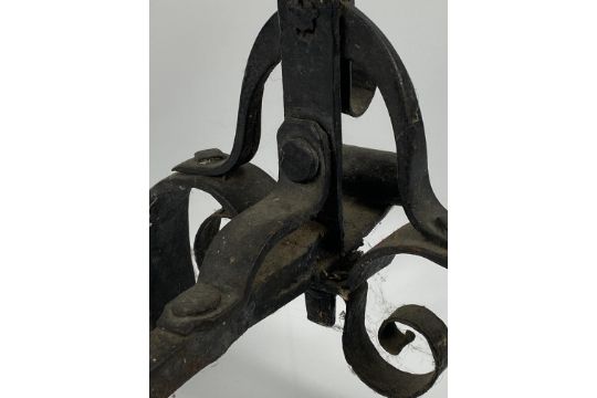 A large pair of decorative early 19th century painted iron and brass andirons - Image 7 of 9