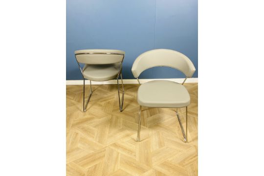 A pair of stylish contemporary chrome framed end chairs - Image 2 of 7