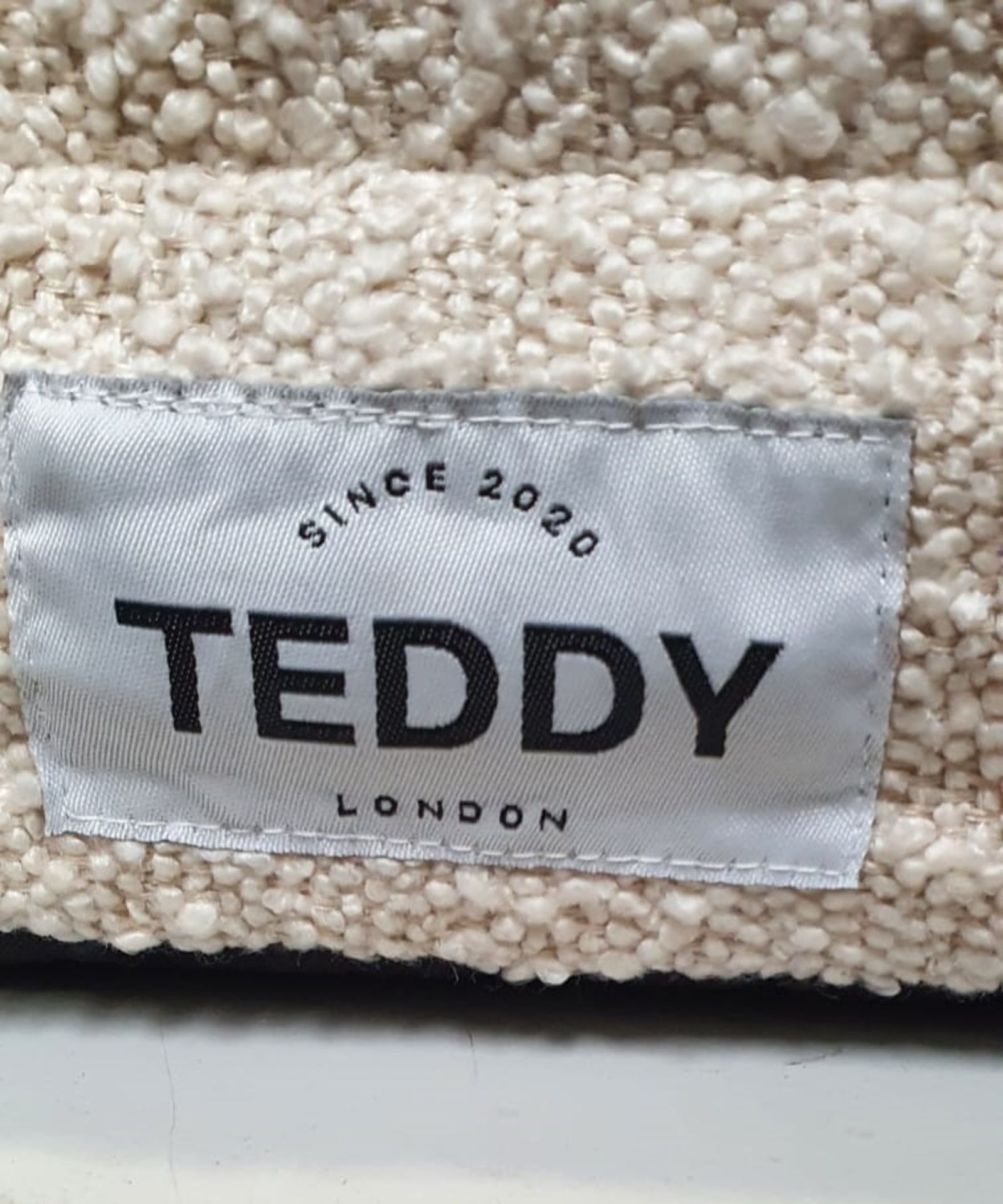 1 x TEDDY Luxury Dog Bed - Dimensions: 74 x 62cm - Unused Unboxed Stock - Image 2 of 3
