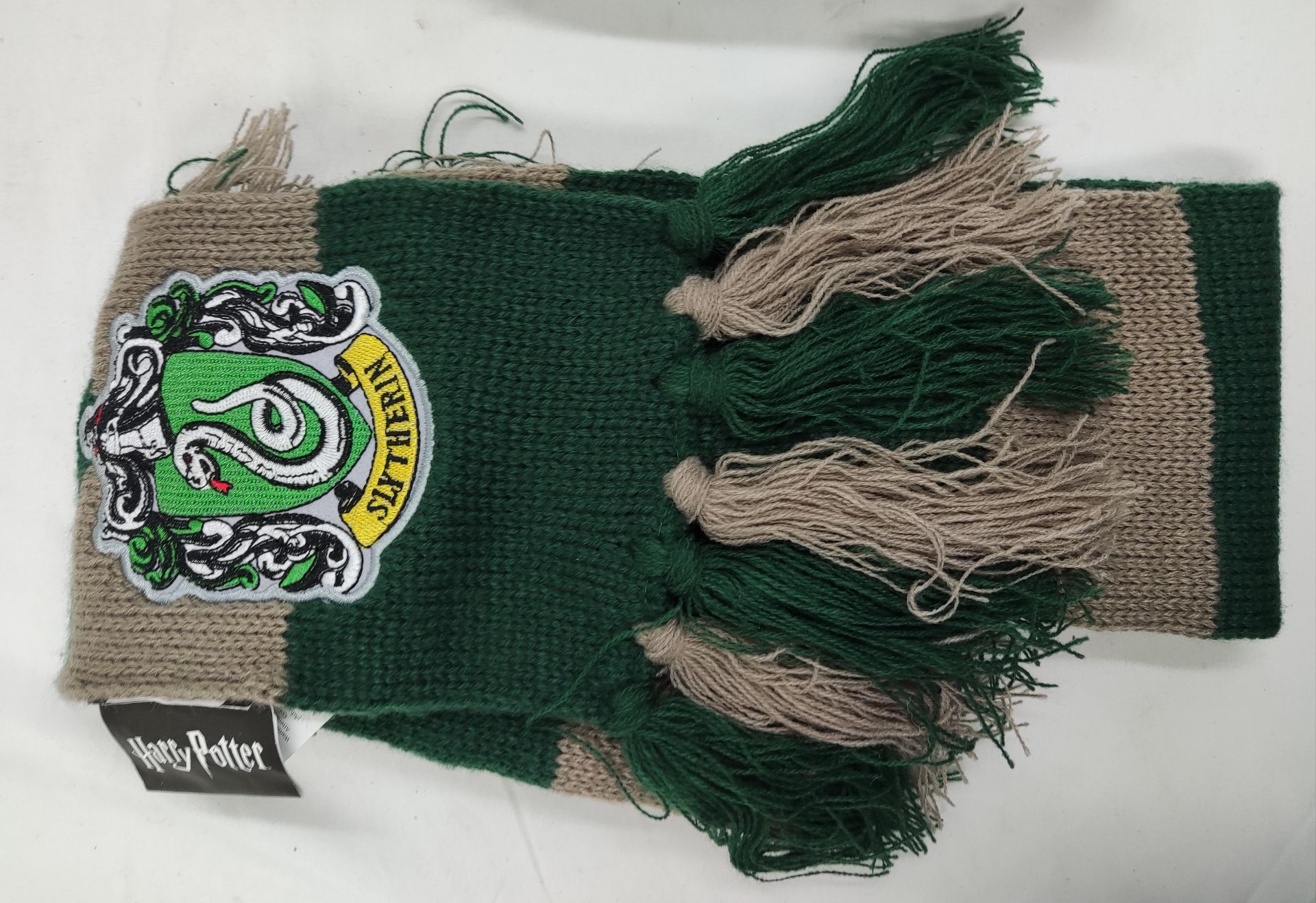 1 x HARRY POTTER Slytherin Scarf And Hedwig Drinks Bottle - Original RRP £40.00 - Image 4 of 6