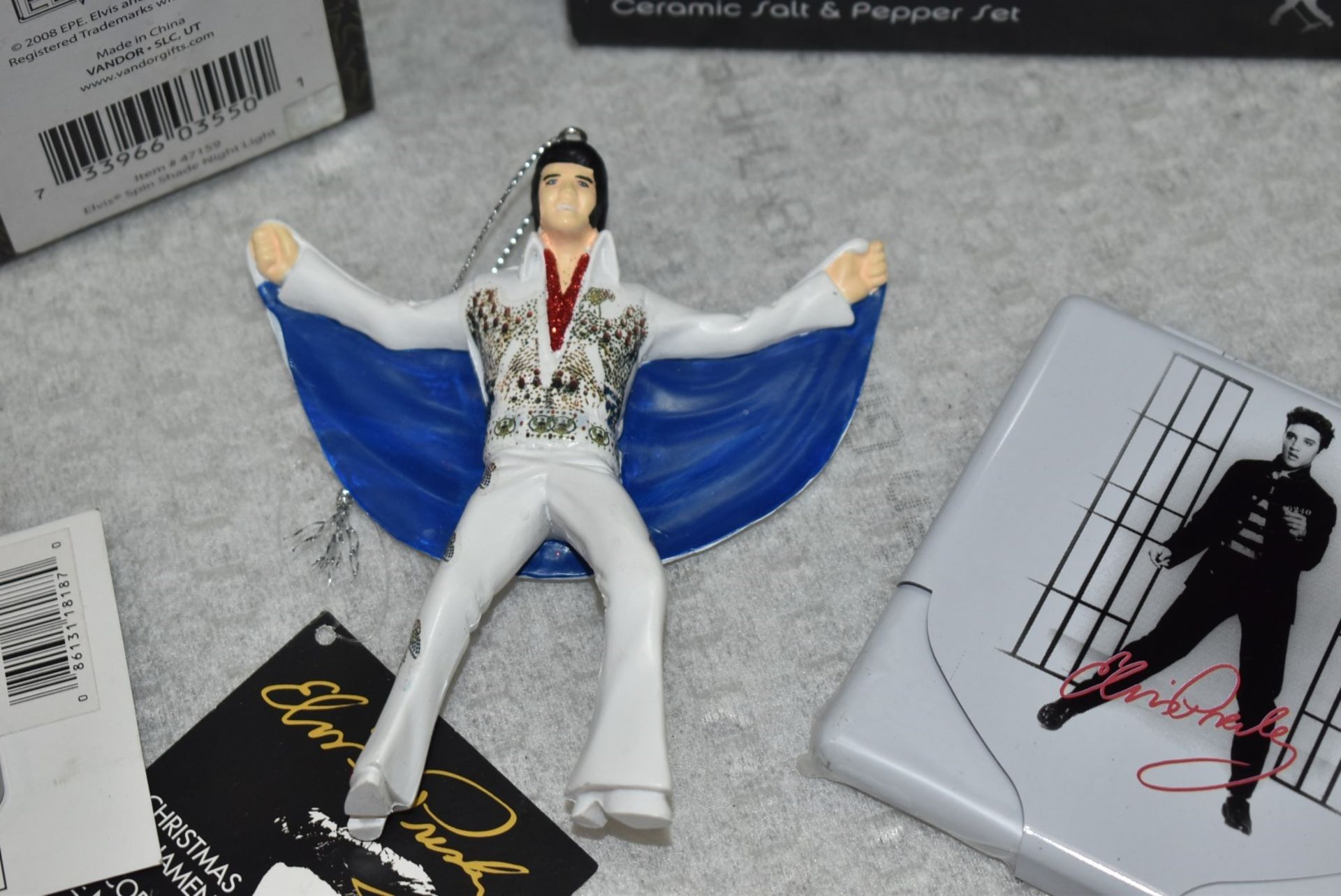 1 x Elvis Presley Collectors Job Lot - 9 x Items Including a Clock, Sandwich Box, Salt & Pepper Set - Image 7 of 14