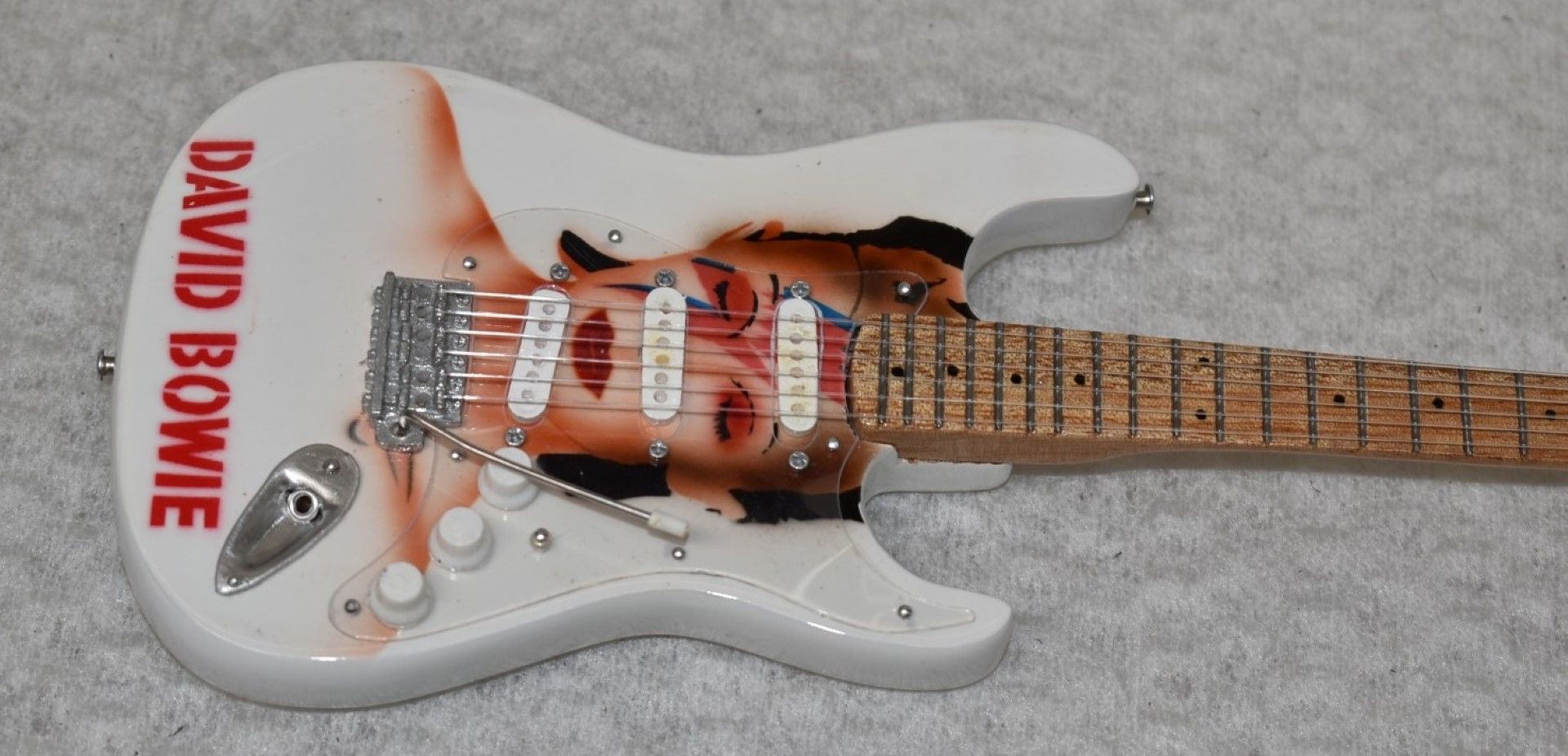 1 x Miniature Hand Made Guitar - David Bowie Fender Stratocaster - New & Unused - RRP £35 - Image 4 of 5