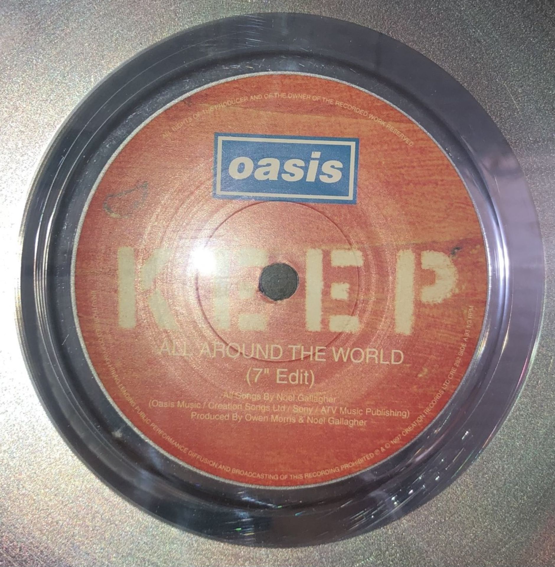 1 x Framed OASIS Silver 7 Inch Vinyl Record - ALL AROUND THE WORLD - Image 4 of 4