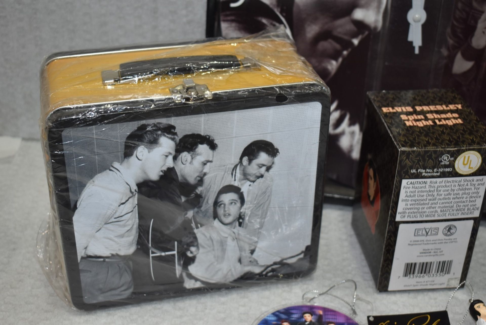 1 x Elvis Presley Collectors Job Lot - 9 x Items Including a Clock, Sandwich Box, Salt & Pepper Set - Image 11 of 14