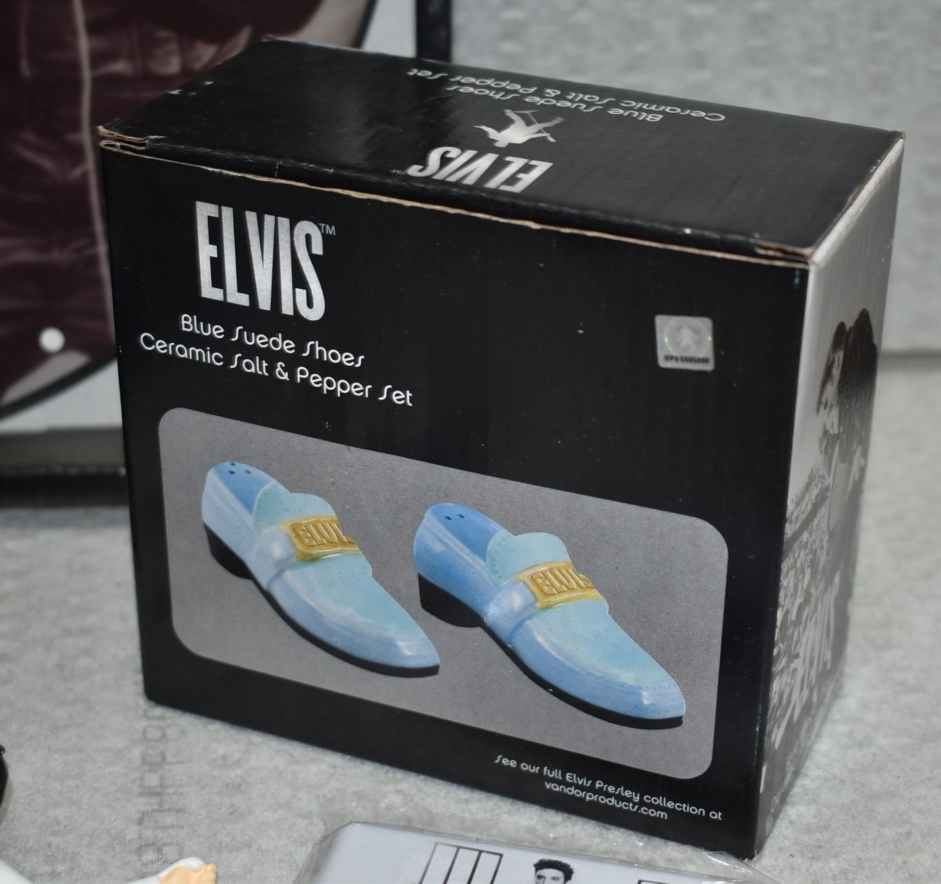 1 x Elvis Presley Collectors Job Lot - 9 x Items Including a Clock, Sandwich Box, Salt & Pepper Set - Image 4 of 14