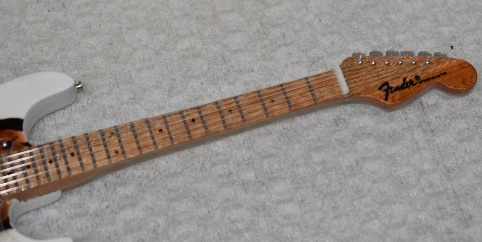 1 x Miniature Hand Made Guitar - David Bowie Fender Stratocaster - New & Unused - RRP £35 - Image 5 of 5