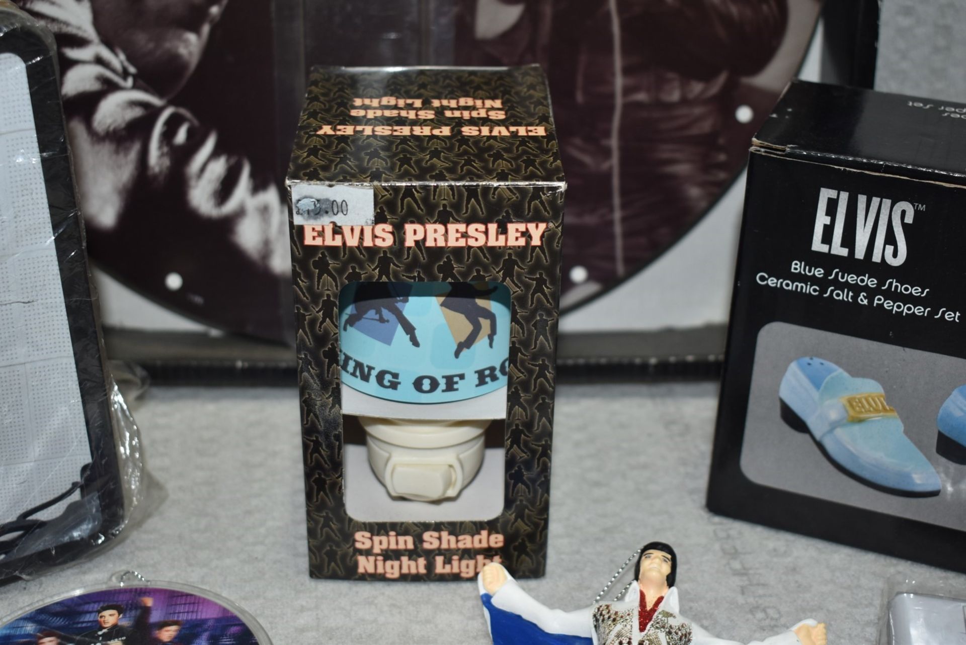 1 x Elvis Presley Collectors Job Lot - 9 x Items Including a Clock, Sandwich Box, Salt & Pepper Set - Image 2 of 14