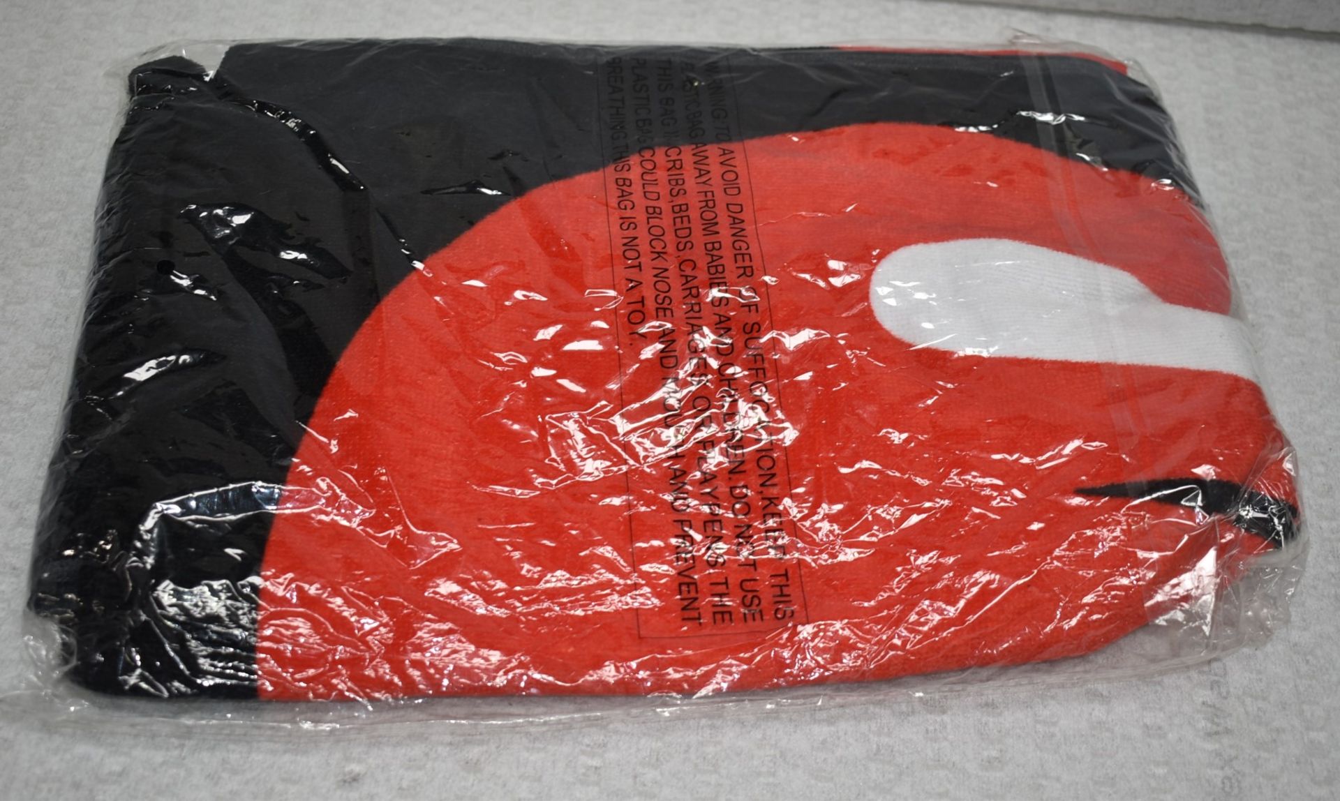 1 x Rolling Stones Large Beach Towel - Features the Iconic Tongue and Lips Logo on the Back - - Image 2 of 2