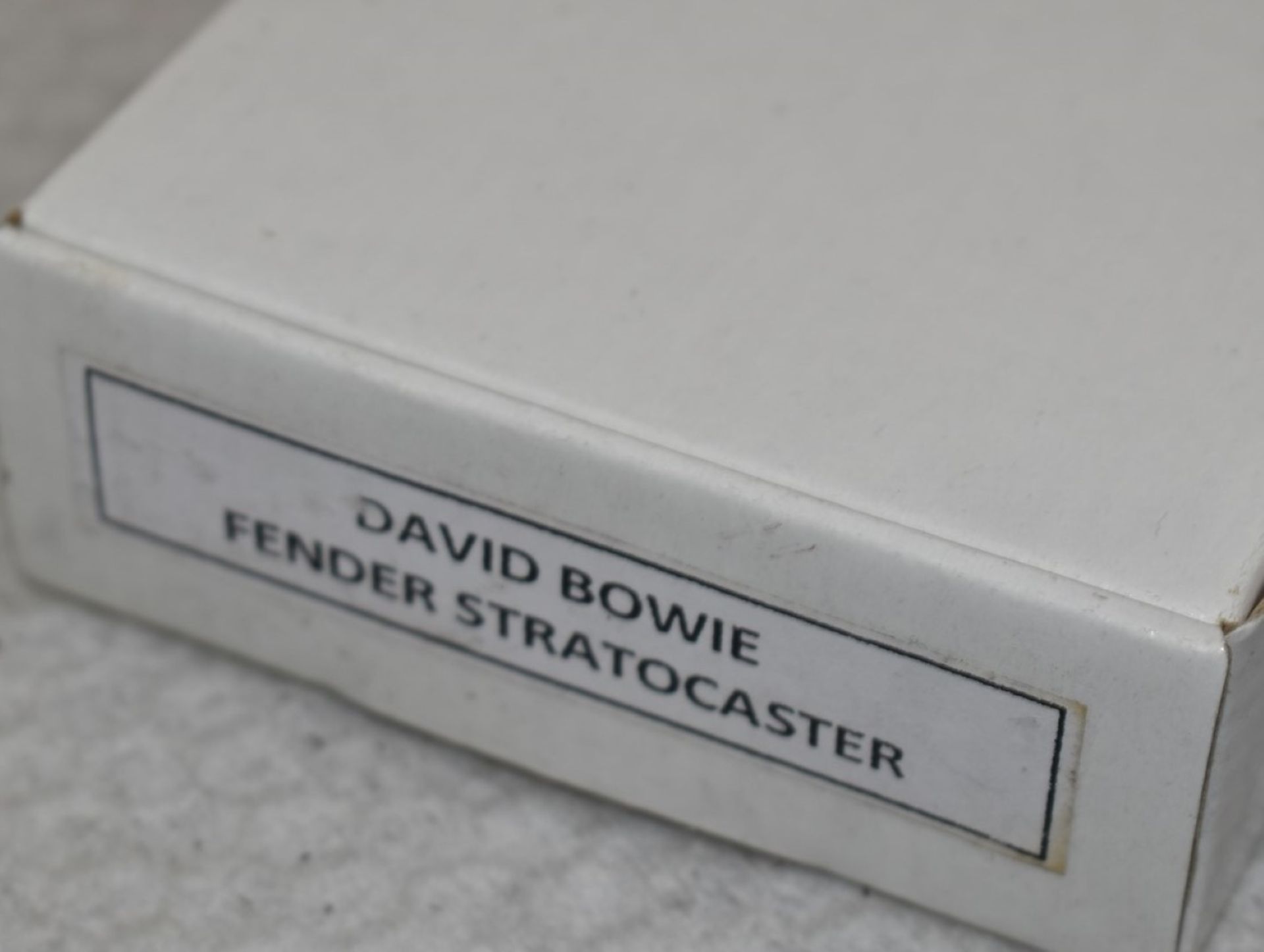 1 x Miniature Hand Made Guitar - David Bowie Fender Stratocaster - New & Unused - RRP £35 - Image 3 of 5
