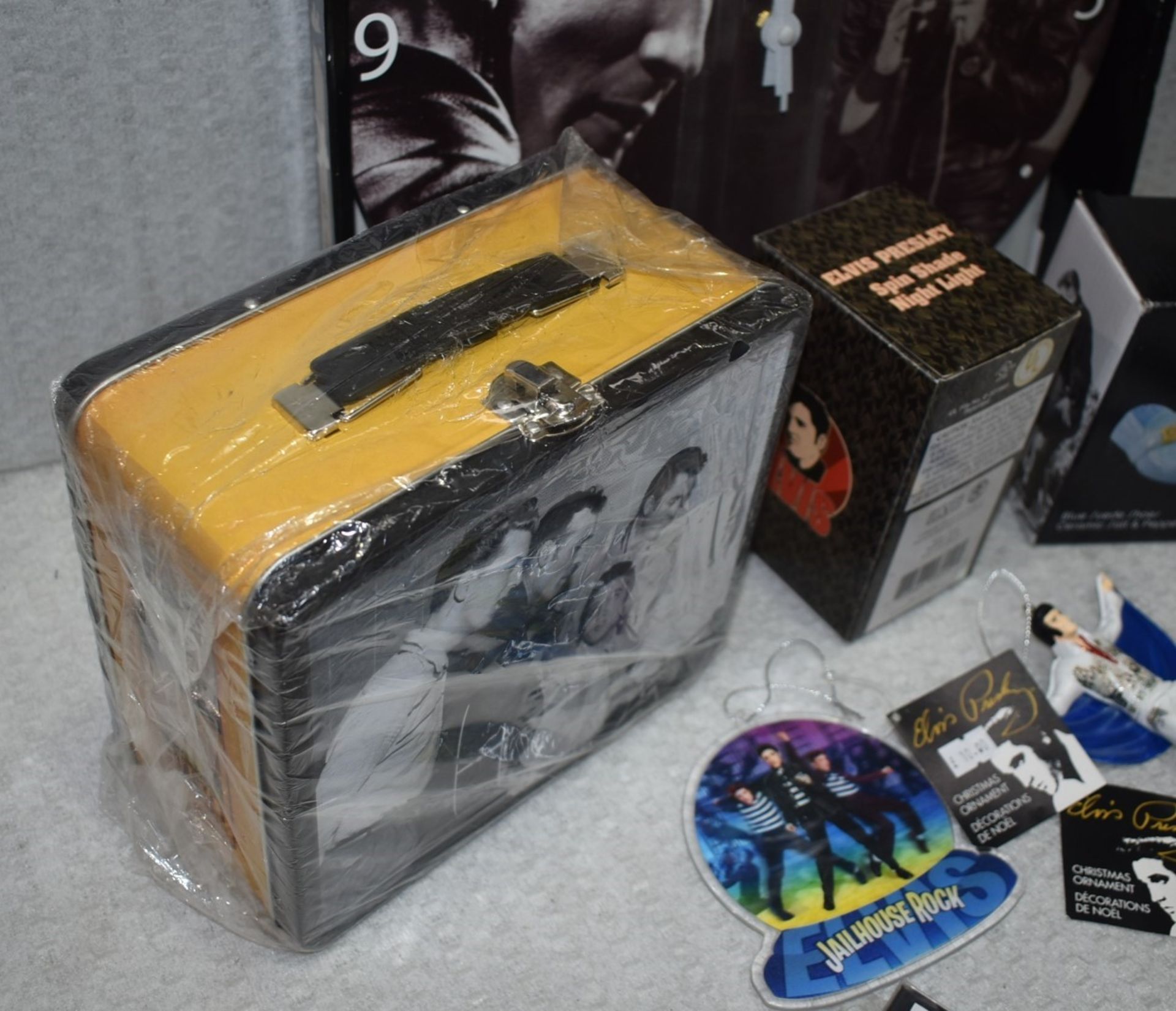 1 x Elvis Presley Collectors Job Lot - 9 x Items Including a Clock, Sandwich Box, Salt & Pepper Set - Image 12 of 14