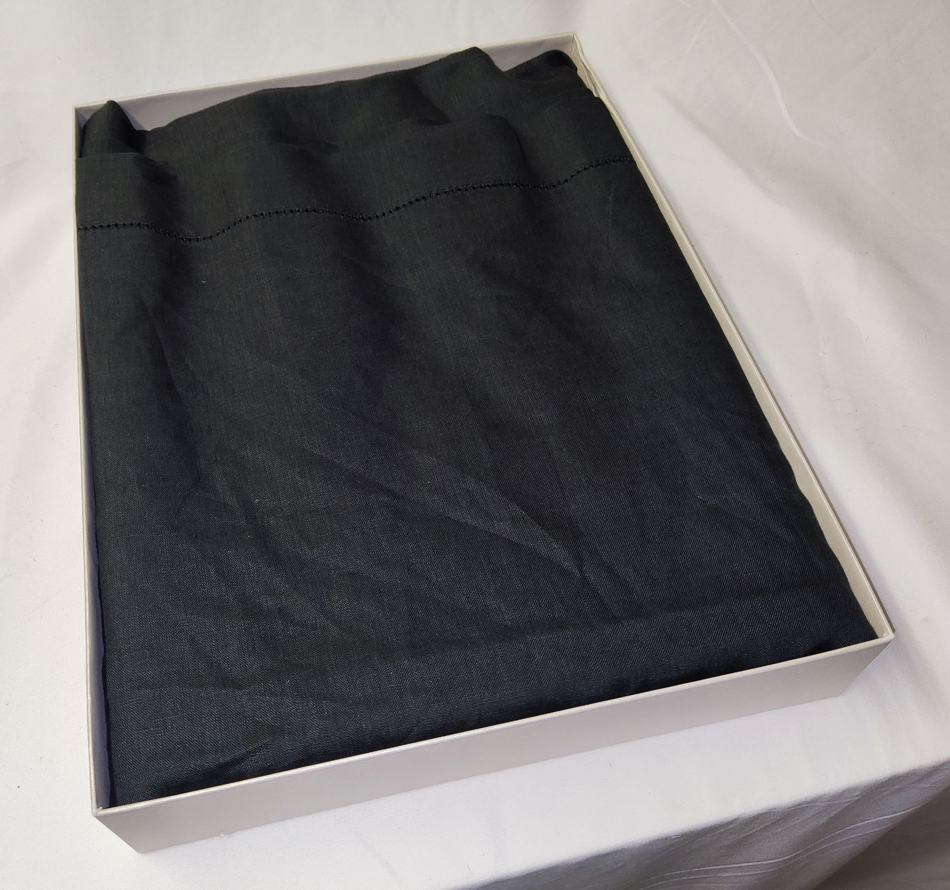 1 x ALEXANDRE TURPAULT Florence Noir Tablecloth 170X250Cm - New/Boxed - RRP £399 - Ref: /HOC227/ - Image 6 of 8