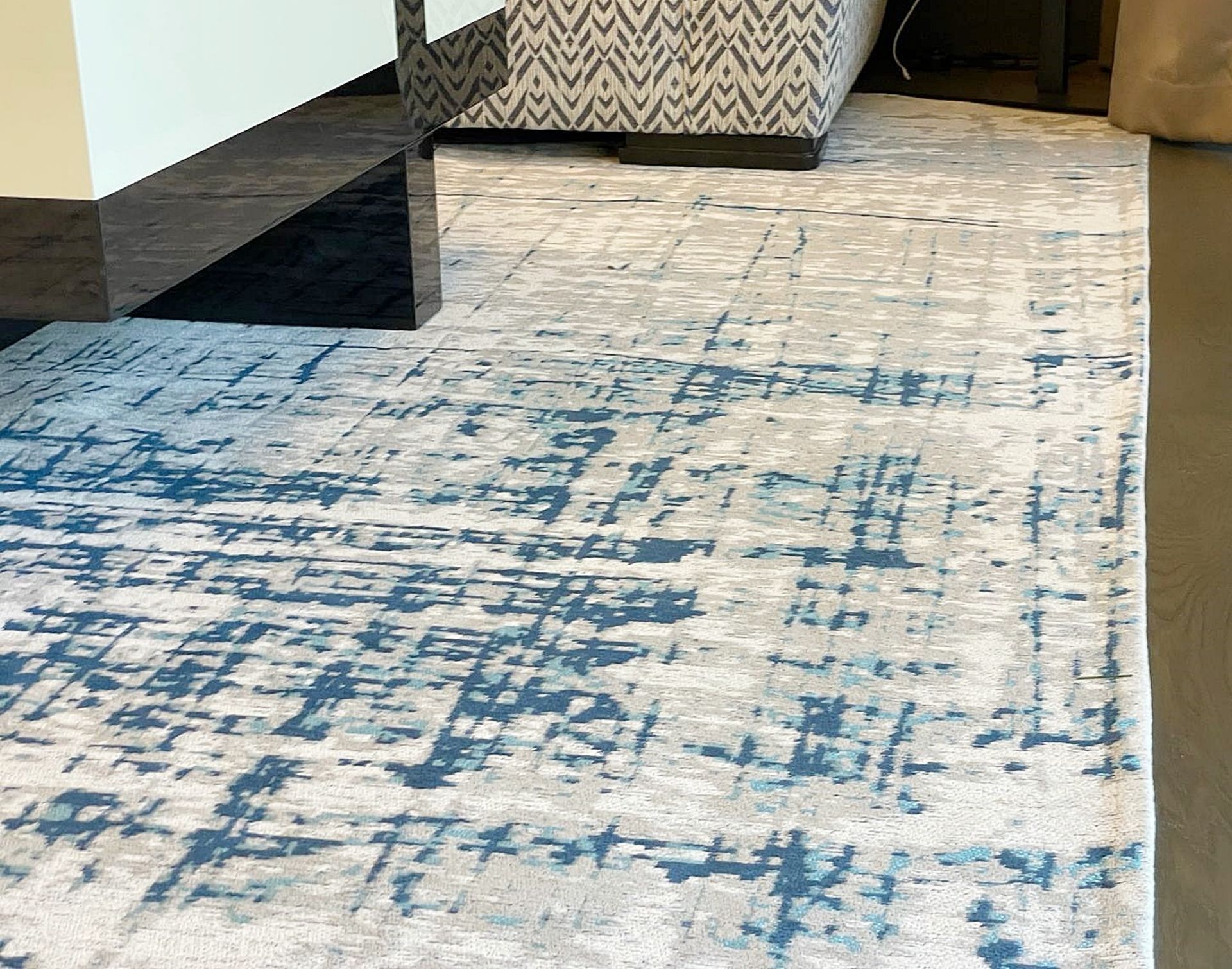 1 x Premium Living Room Rug Featuring An Abstract Design in Blue - NO VAT ON THE HAMMER - Image 12 of 12