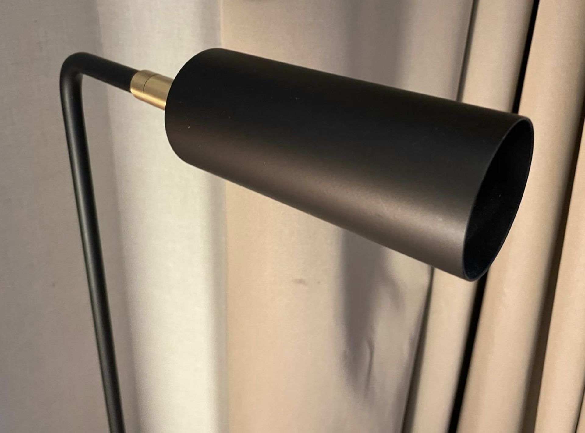 1 x Contemporary Floor Standing Lamp in Black with Brass Detail, 125cm Tall - NO VAT ON THE HAMMER - Image 4 of 4