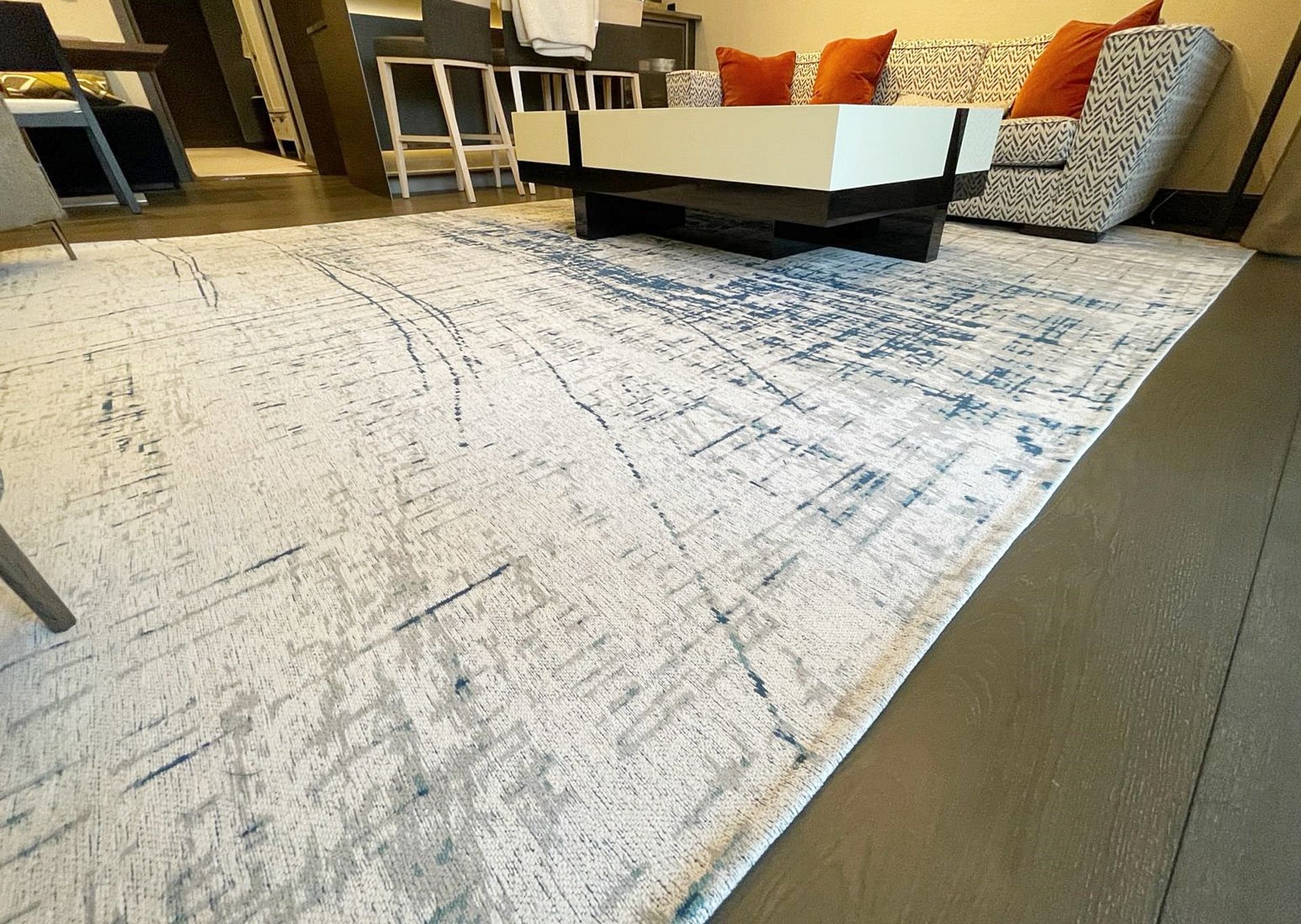 1 x Premium Living Room Rug Featuring An Abstract Design in Blue - NO VAT ON THE HAMMER - Image 2 of 12