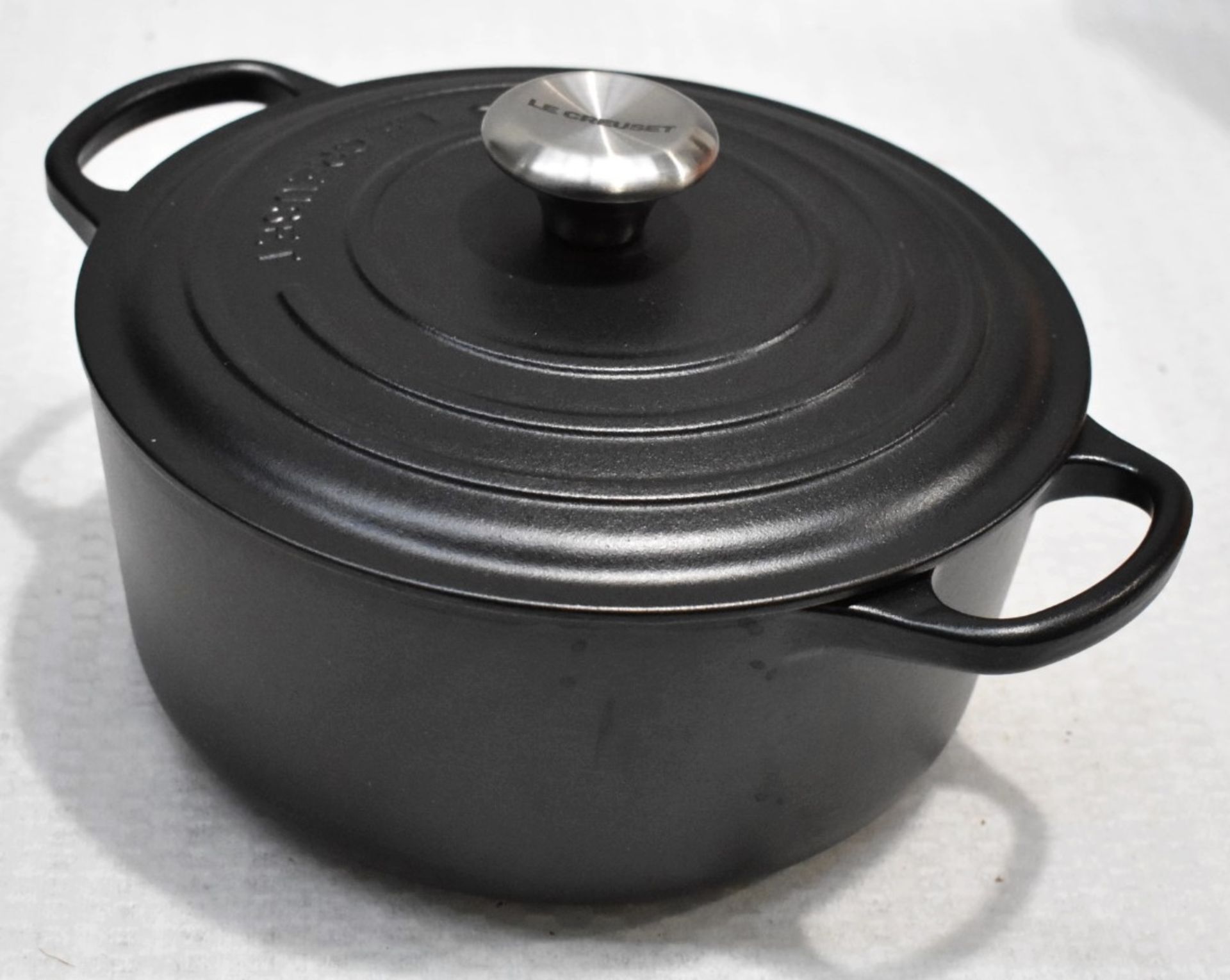 1 x LE CREUSET Round enamelled Cast Iron 24cm Casserole Dish, in Matt Black - Original RRP £190.00 - Image 11 of 12