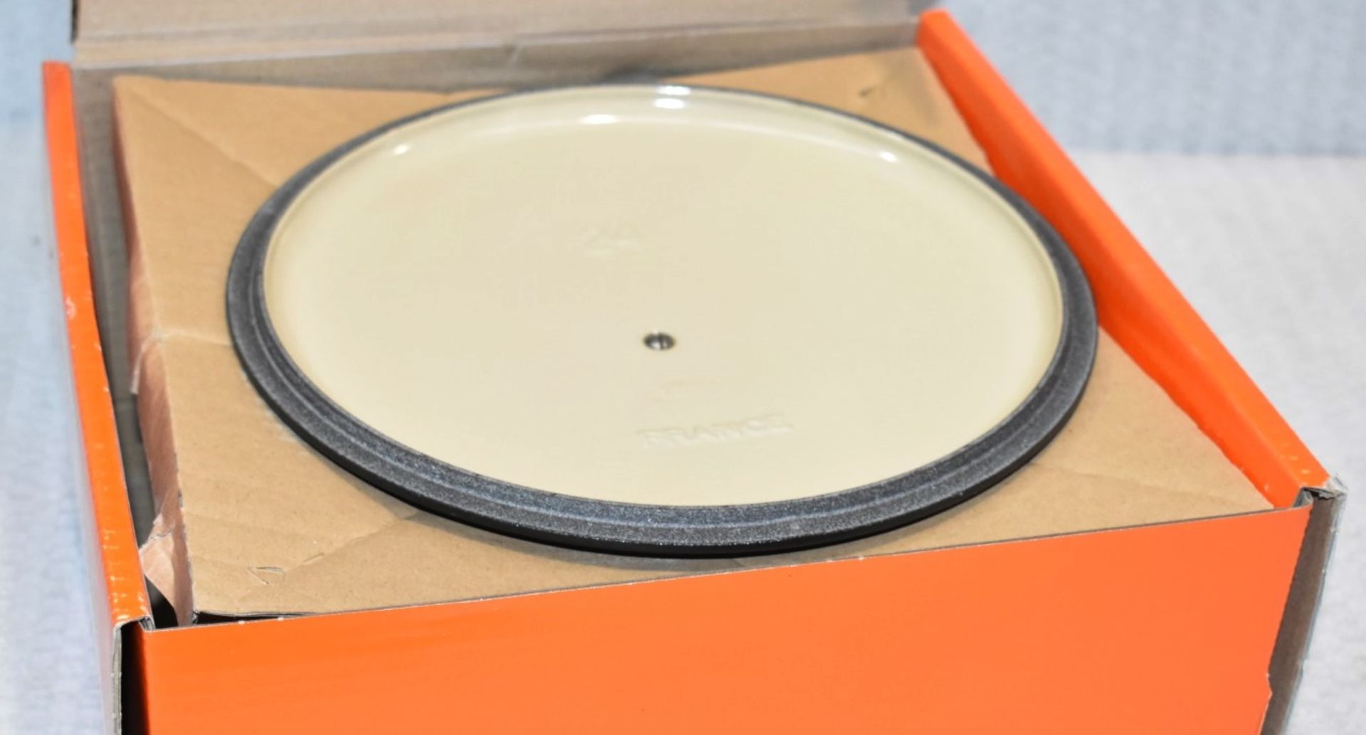 1 x LE CREUSET Round enamelled Cast Iron 24cm Casserole Dish, in Matt Black - Original RRP £190.00 - Image 7 of 12