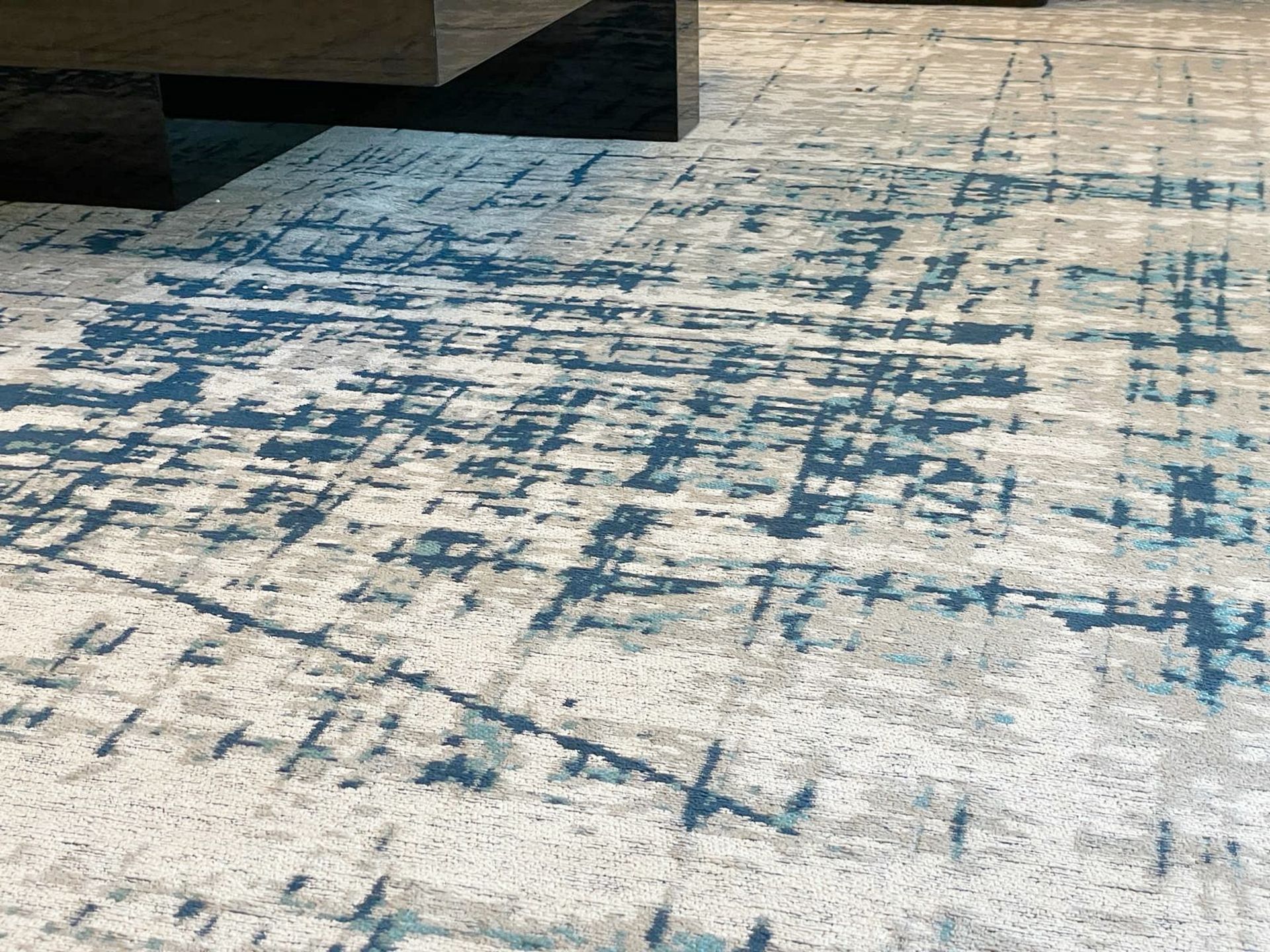 1 x Premium Living Room Rug Featuring An Abstract Design in Blue - NO VAT ON THE HAMMER - Image 10 of 12