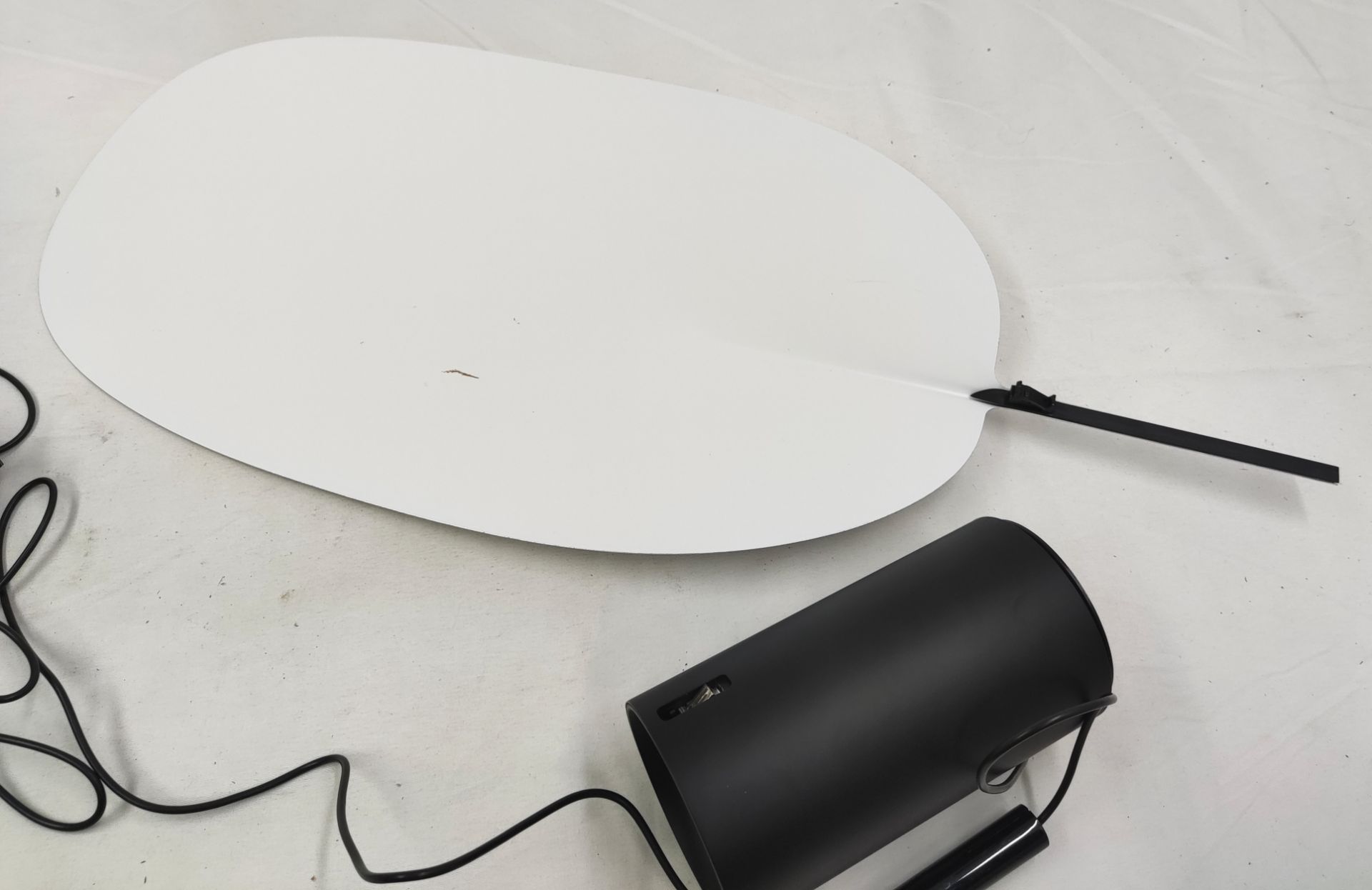 1 x FLOS Serena Designer Table Lamp Finished In White - RRP £550 - Ref: ATR136/ATR141/ATRPE - CL891 - Image 2 of 18