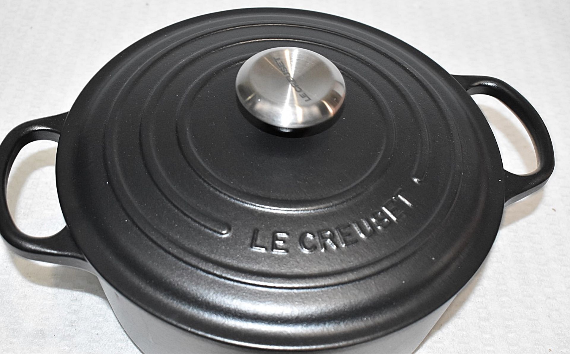 1 x LE CREUSET Round enamelled Cast Iron 24cm Casserole Dish, in Matt Black - Original RRP £190.00 - Image 10 of 12