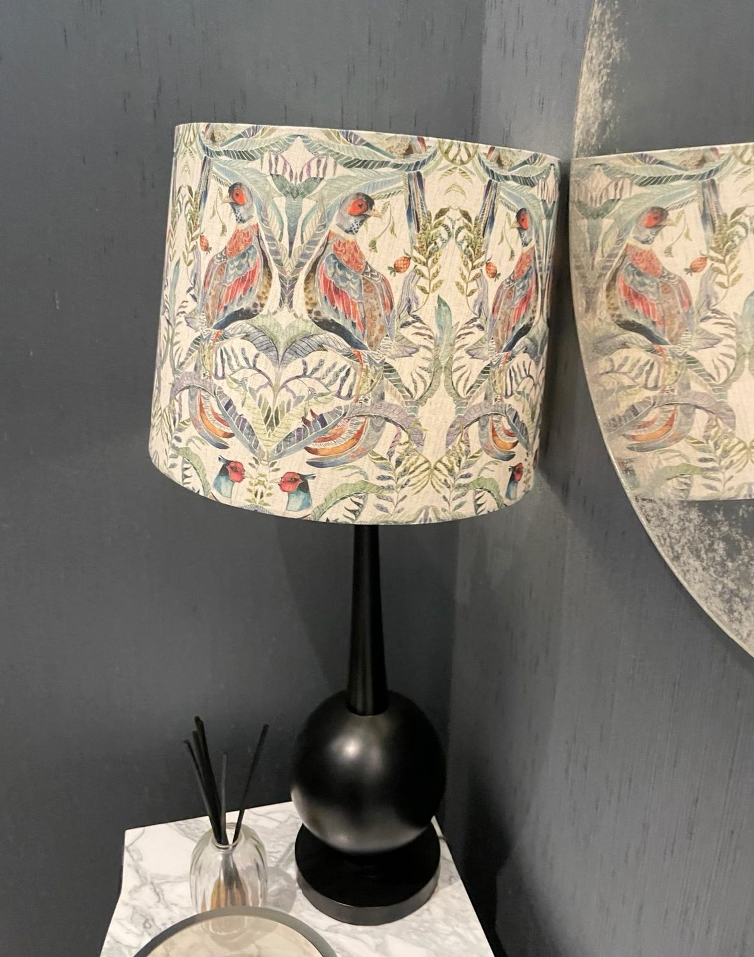 1 x Sleek Designer Table Lamp With Large Decorated Shade, 85cm Tall - CL894 - NO VAT ON THE HAMMER - Image 2 of 5