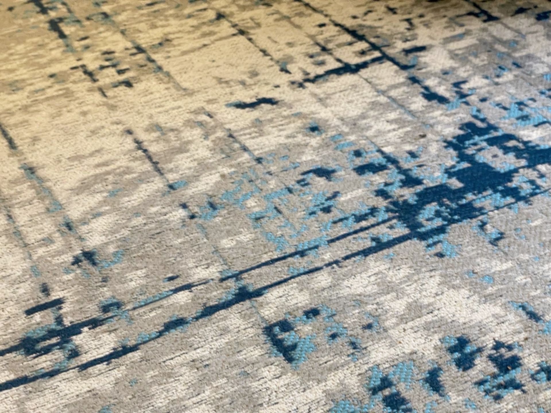 1 x Premium Living Room Rug Featuring An Abstract Design in Blue - NO VAT ON THE HAMMER - Image 8 of 12