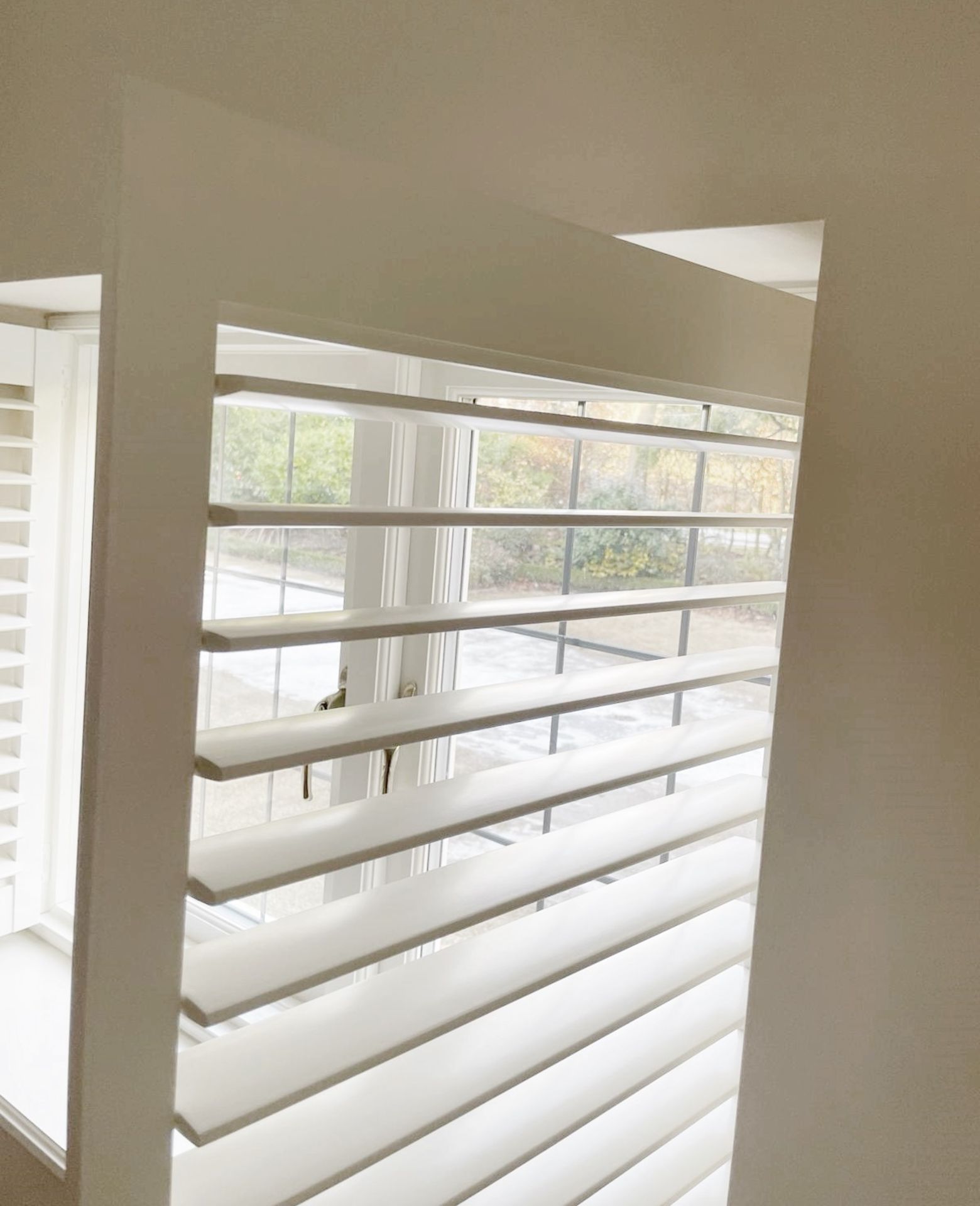 1 x Hardwood Timber Double Glazed Leaded 2-Pane Window Frame fitted with Shutter Blinds - Image 4 of 12