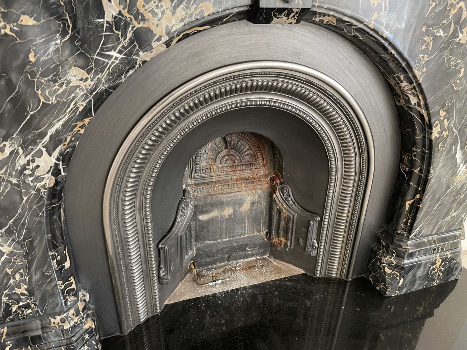 1 x Marble Fire Surround With Gas Coal Fire - Ref: PAN116 / KIT - CL896 - NO VAT ON THE HAMMER - - Image 3 of 32