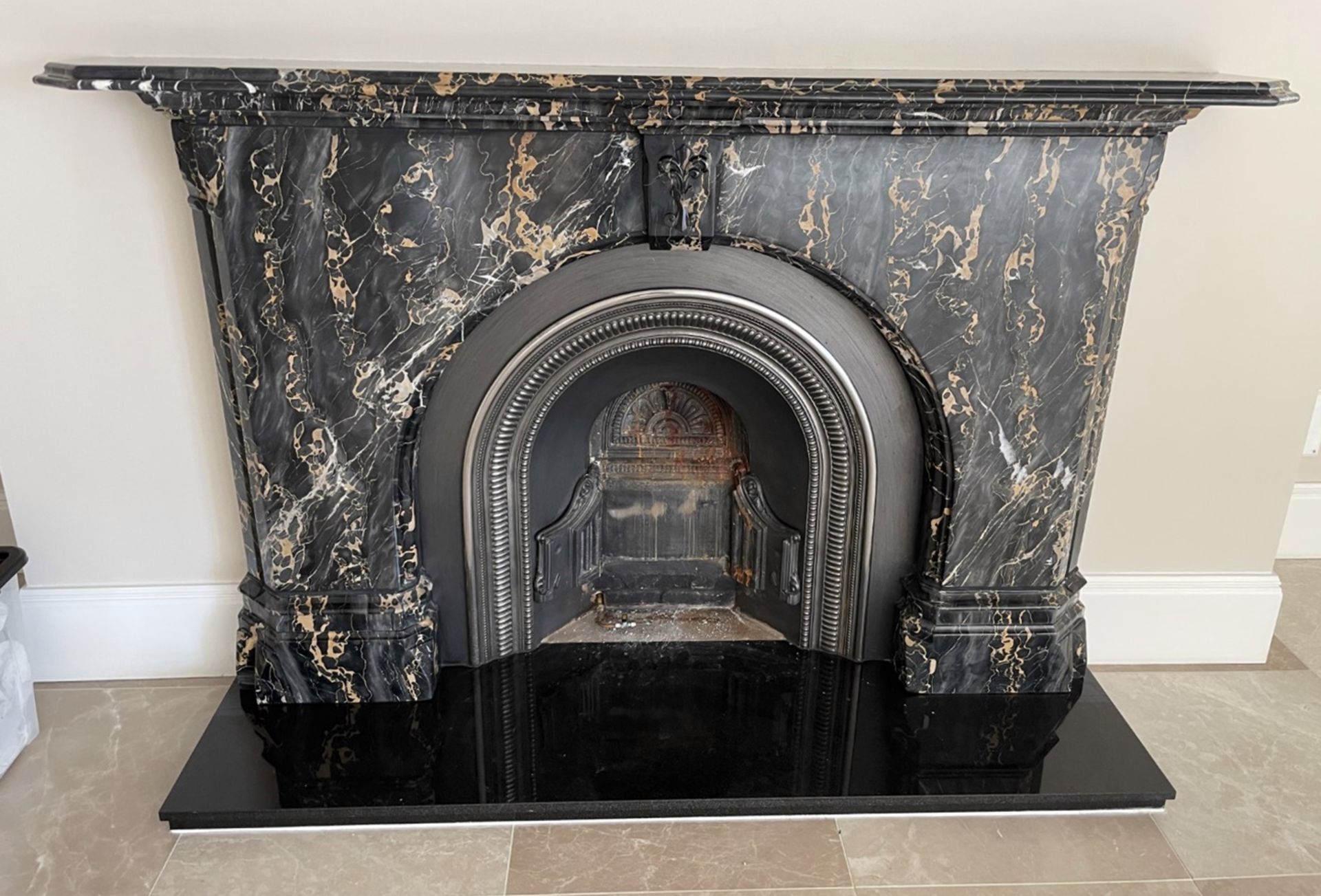 1 x Marble Fire Surround With Gas Coal Fire - Ref: PAN116 / KIT - CL896 - NO VAT ON THE HAMMER - - Image 2 of 32