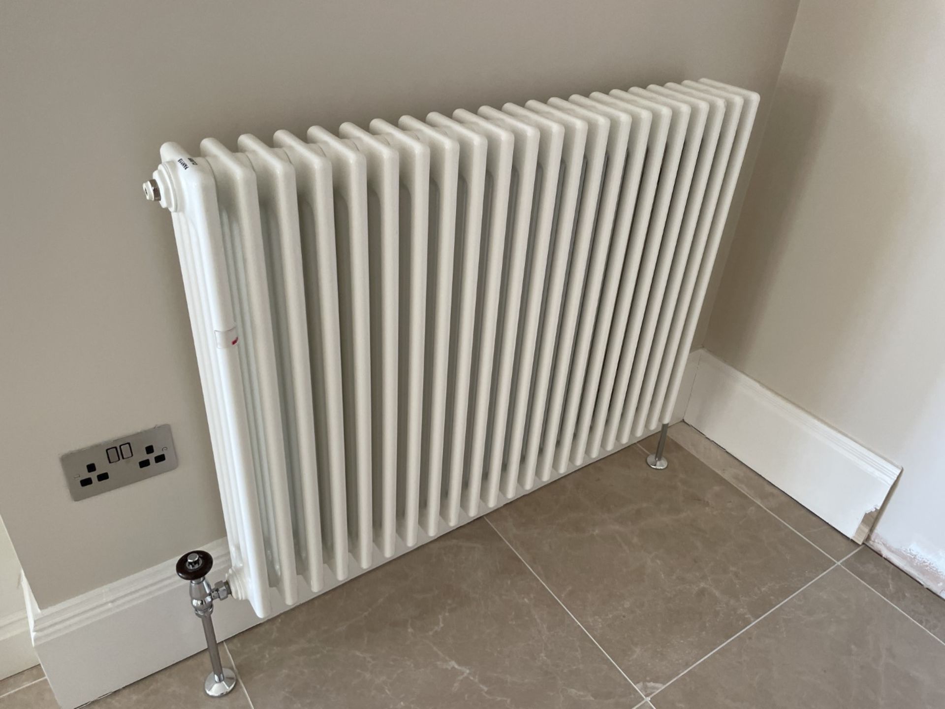 1 x ZEHNDER Premium Horizontal Radiator - Ref: PAN115 / KIT - CL896 - NO VAT ON THE HAMMER - - Image 4 of 7