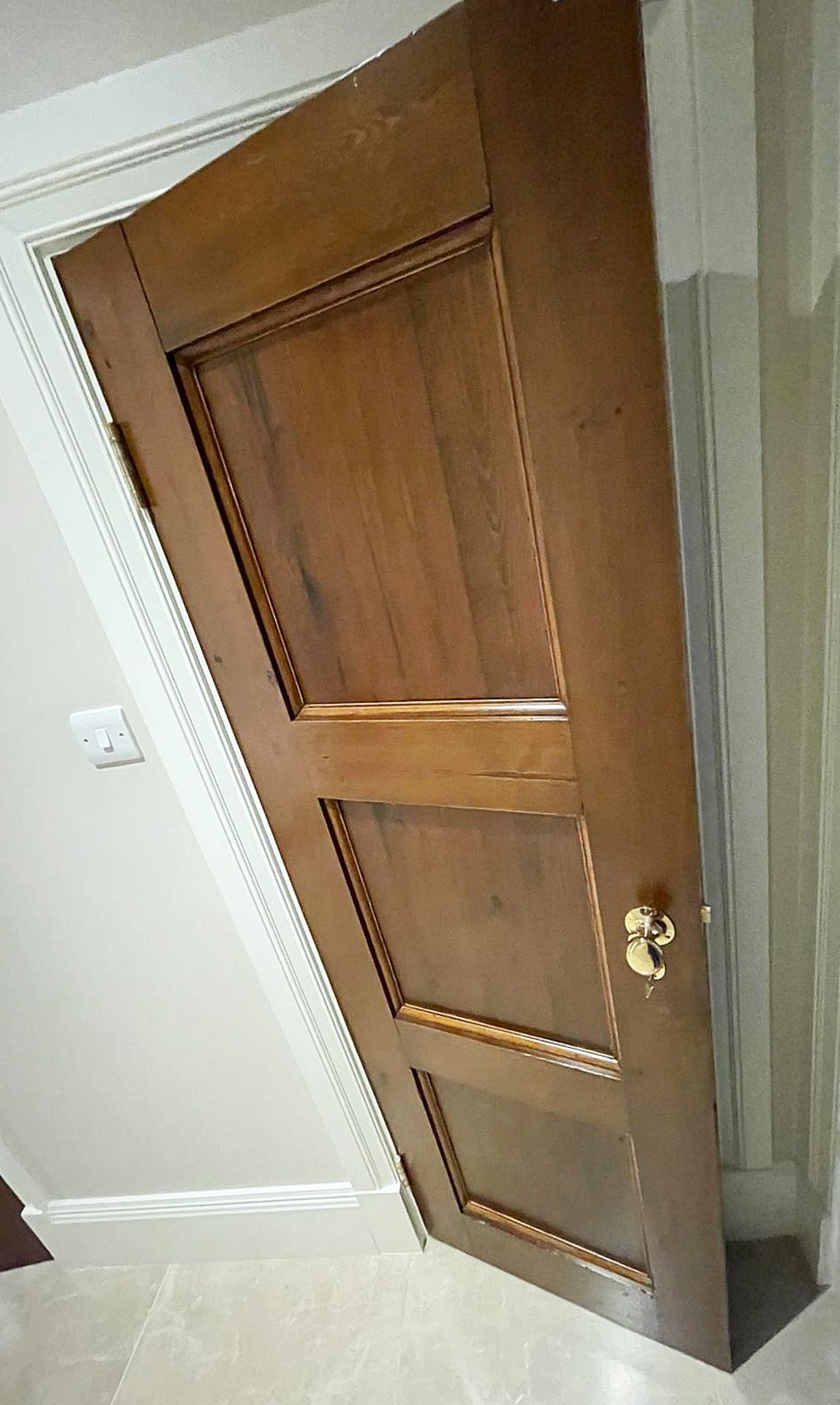 1 x Solid Wood Slim Lockable Internal Door - Ref: PAN129 / UNDSTRS - CL896 - NO VAT ON THE - Image 2 of 5