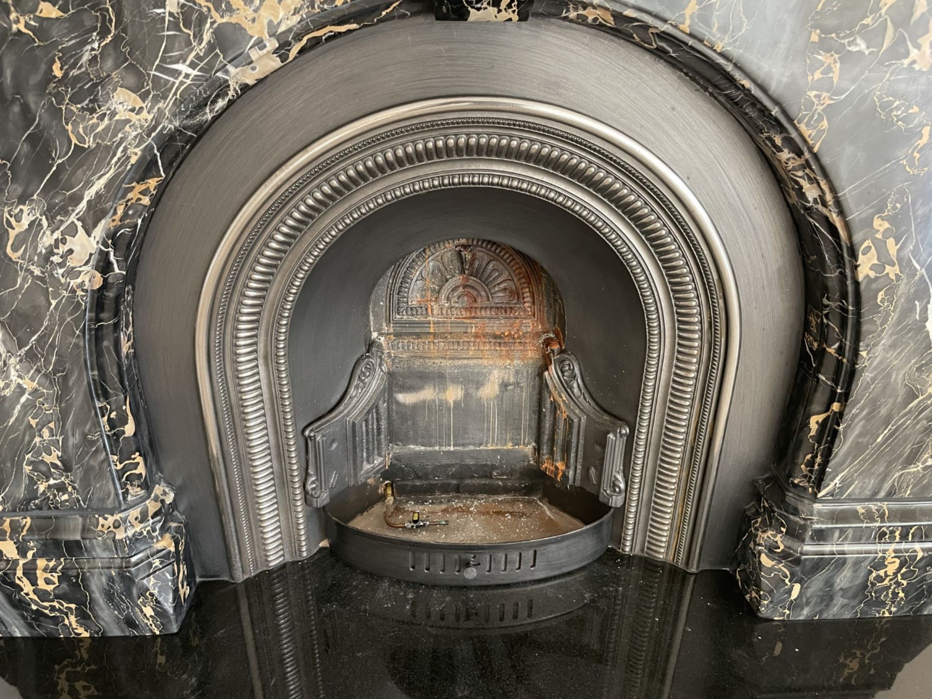 1 x Marble Fire Surround With Gas Coal Fire - Ref: PAN116 / KIT - CL896 - NO VAT ON THE HAMMER - - Image 23 of 32