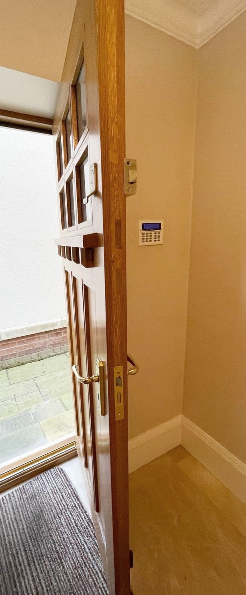 1 x Solid Wood Lockable Glazed External Side Door - Includes Hinges & Handles - Ref: PAN141 - NO VAT - Image 5 of 17