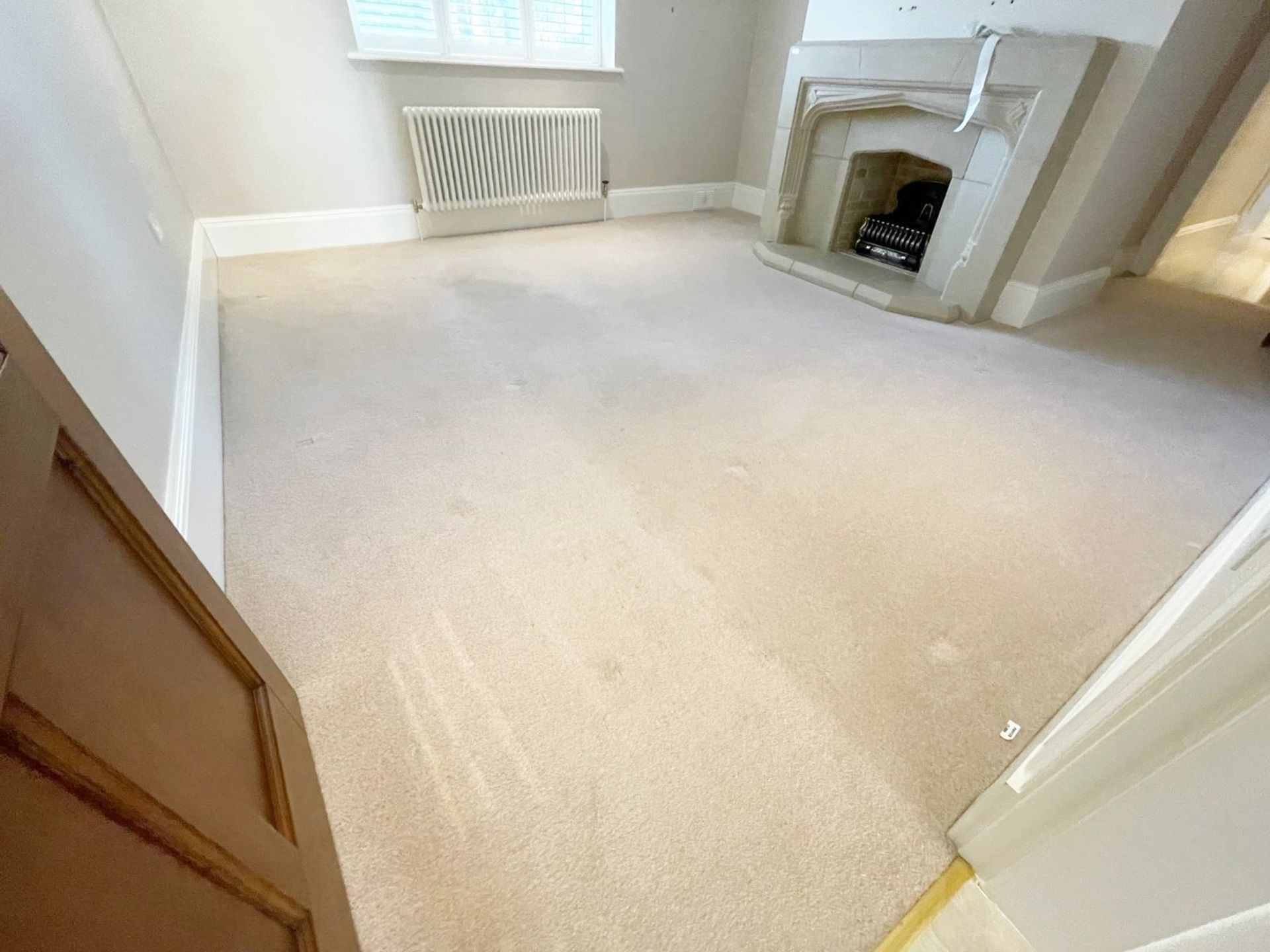 1 x Premium Wool Reception Room Carpet in a Neutral Tone + Underlay - NO VAT ON THE HAMMER