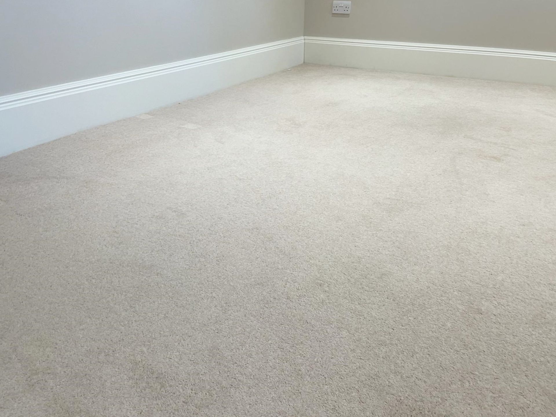 1 x Premium Wool Downstairs Carpet in a Neutral Tone + Underlay - NO VAT ON THE HAMMER - Image 3 of 7