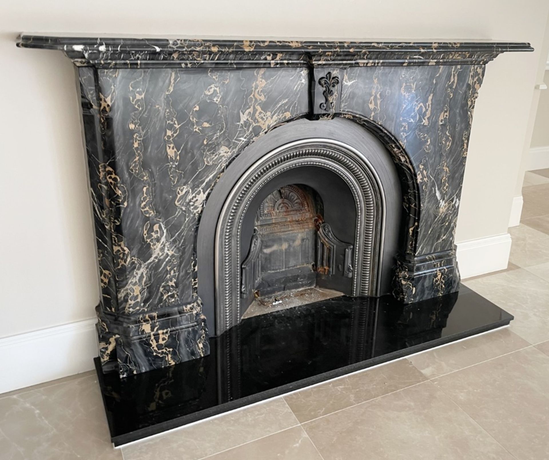 1 x Marble Fire Surround With Gas Coal Fire - Ref: PAN116 / KIT - CL896 - NO VAT ON THE HAMMER -