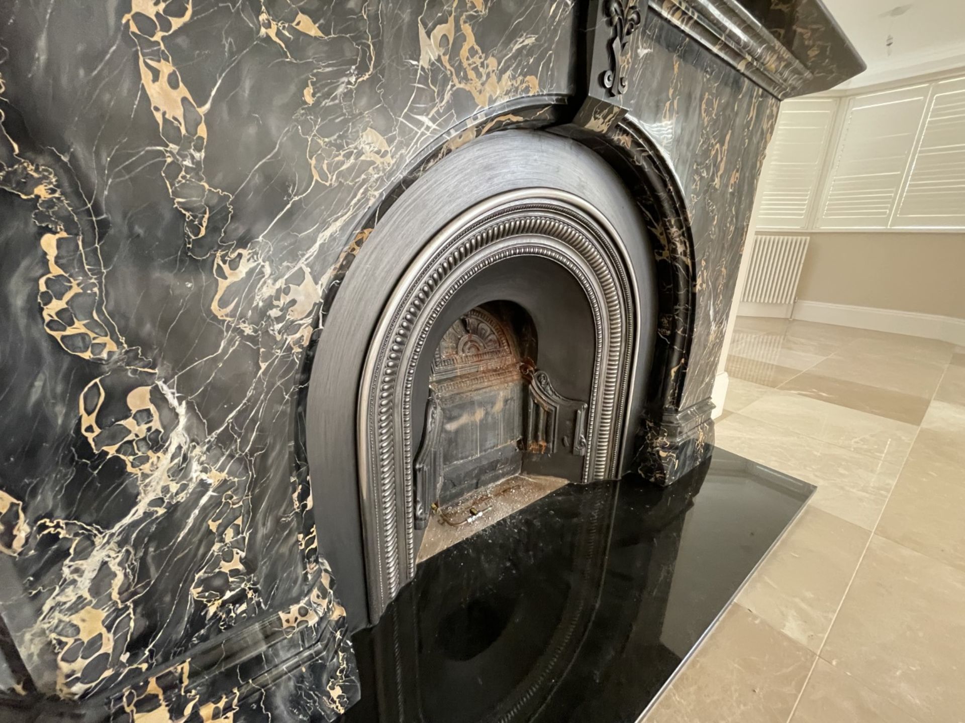 1 x Marble Fire Surround With Gas Coal Fire - Ref: PAN116 / KIT - CL896 - NO VAT ON THE HAMMER - - Image 10 of 32