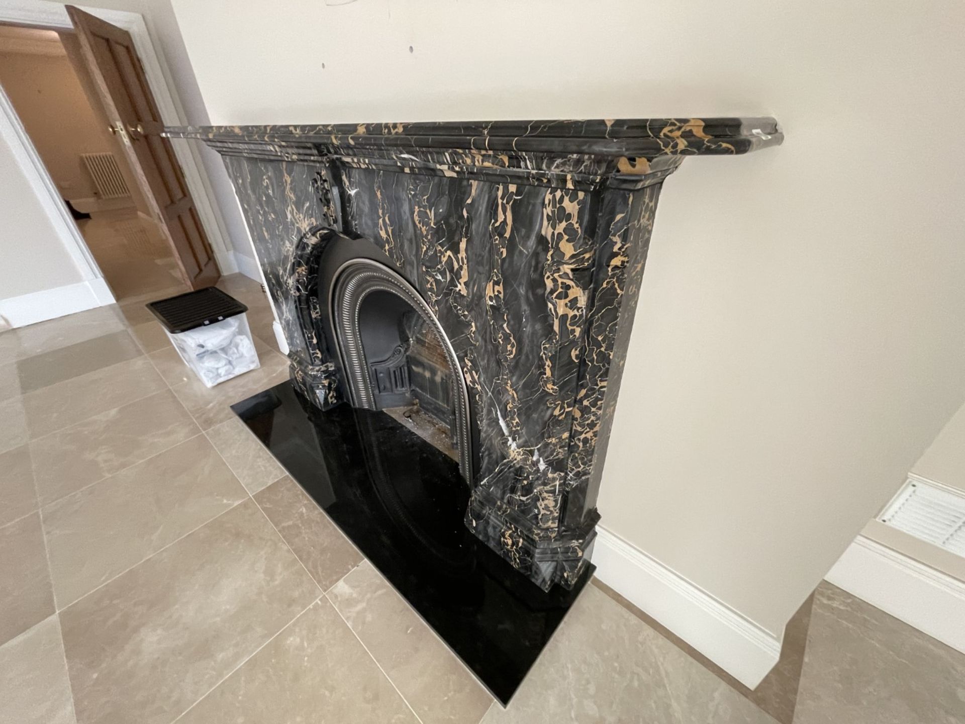 1 x Marble Fire Surround With Gas Coal Fire - Ref: PAN116 / KIT - CL896 - NO VAT ON THE HAMMER - - Image 16 of 32