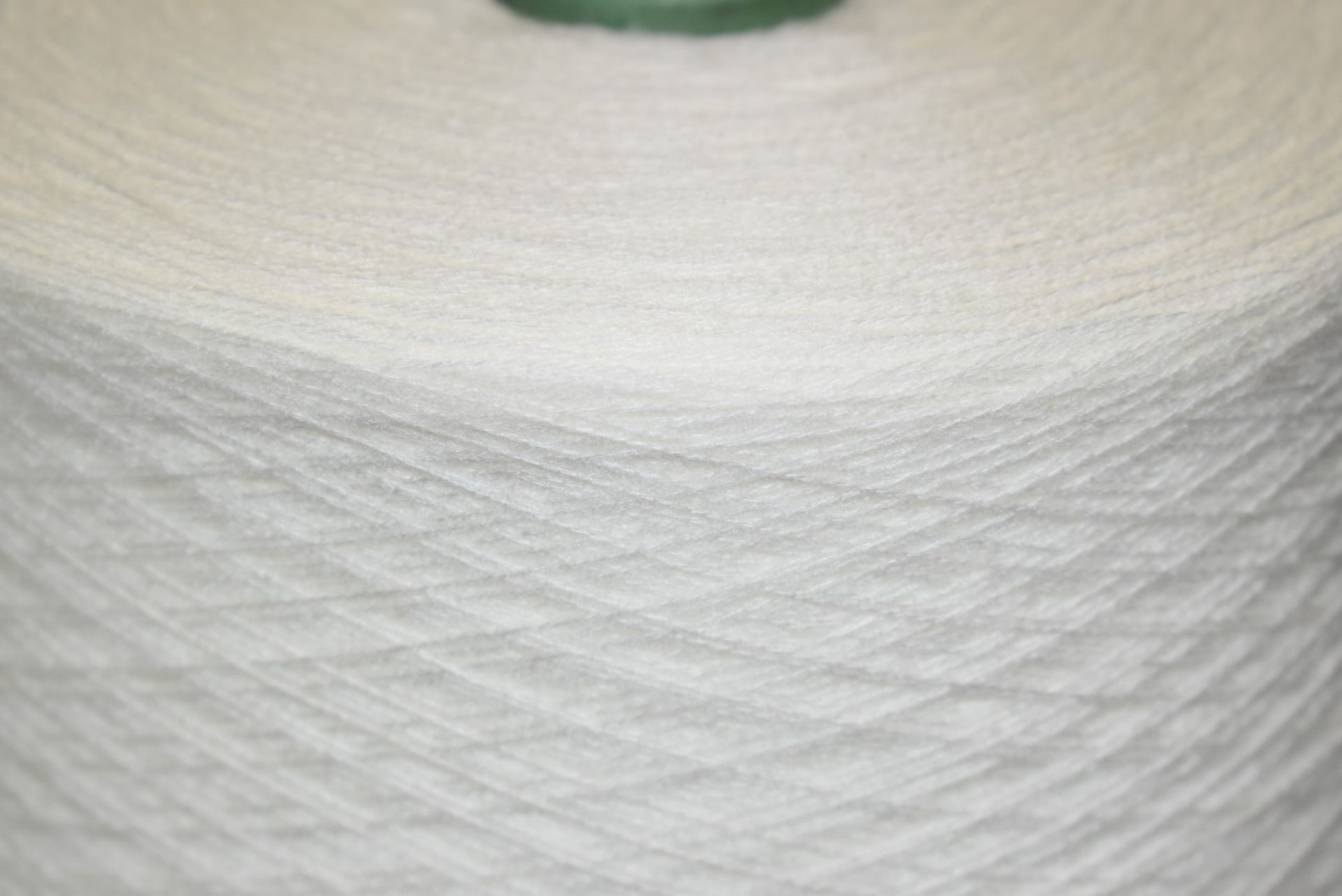 6 x Cones of 28/2 H.B 100% Acrylic Knitting Yarn - Colour: Ivory - Approx Weight: 1,300g - New Stock - Image 7 of 10