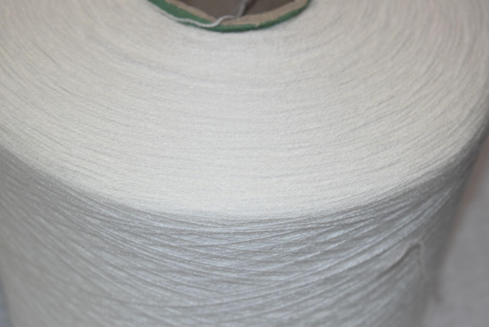 6 x Cones of 28/2 H.B 100% Acrylic Knitting Yarn - Colour: Ivory - Approx Weight: 1,300g - New Stock - Image 6 of 10