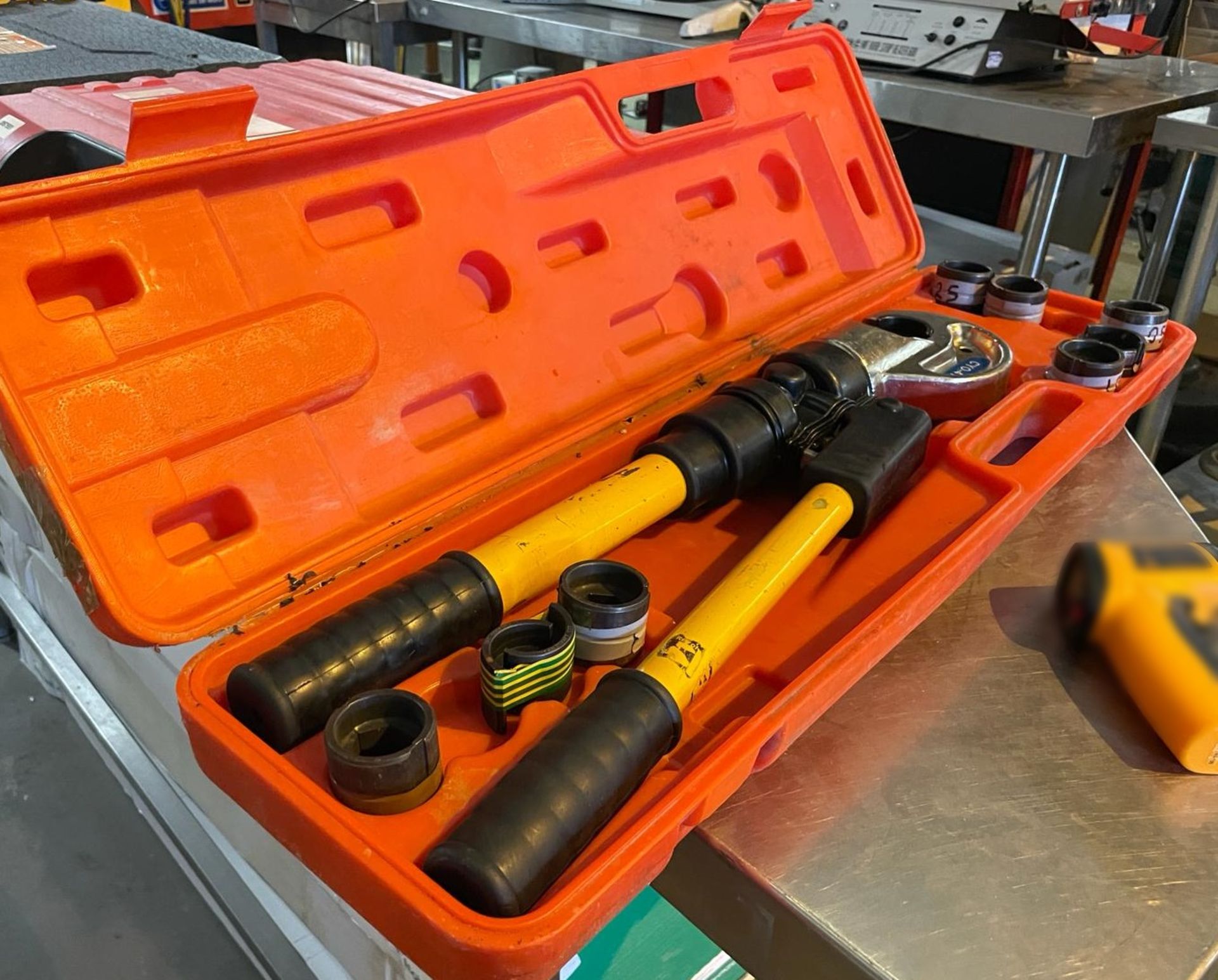 1 x Manual Hydraulic Crimping Tool - Type: CYO-410 - Includes Case and Accessories - RRP £750 - Image 4 of 11