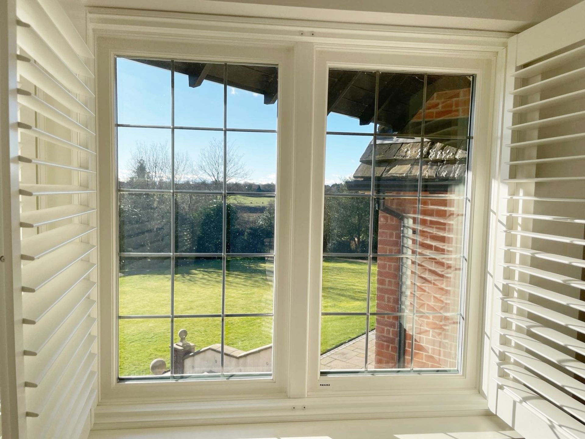 1 x Hardwood Timber Double Glazed Leaded 2-Pane Window Frame fitted with Shutter Blinds - Ref: - Image 2 of 12