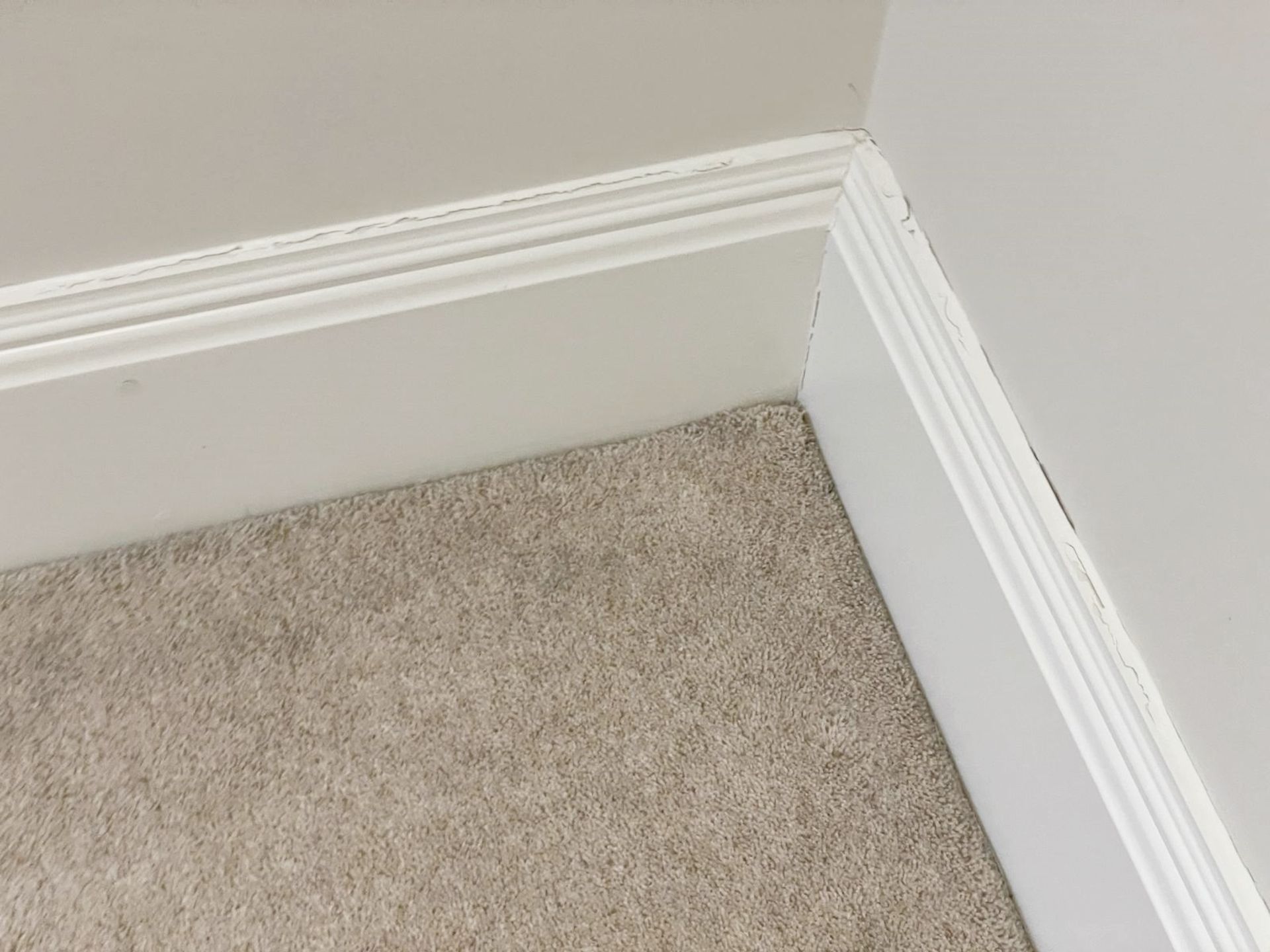 Approximately 16-Metres of Painted Timber Wooden Skirting Boards, In White - Ref: PAN283 / Bed4 - - Image 4 of 6