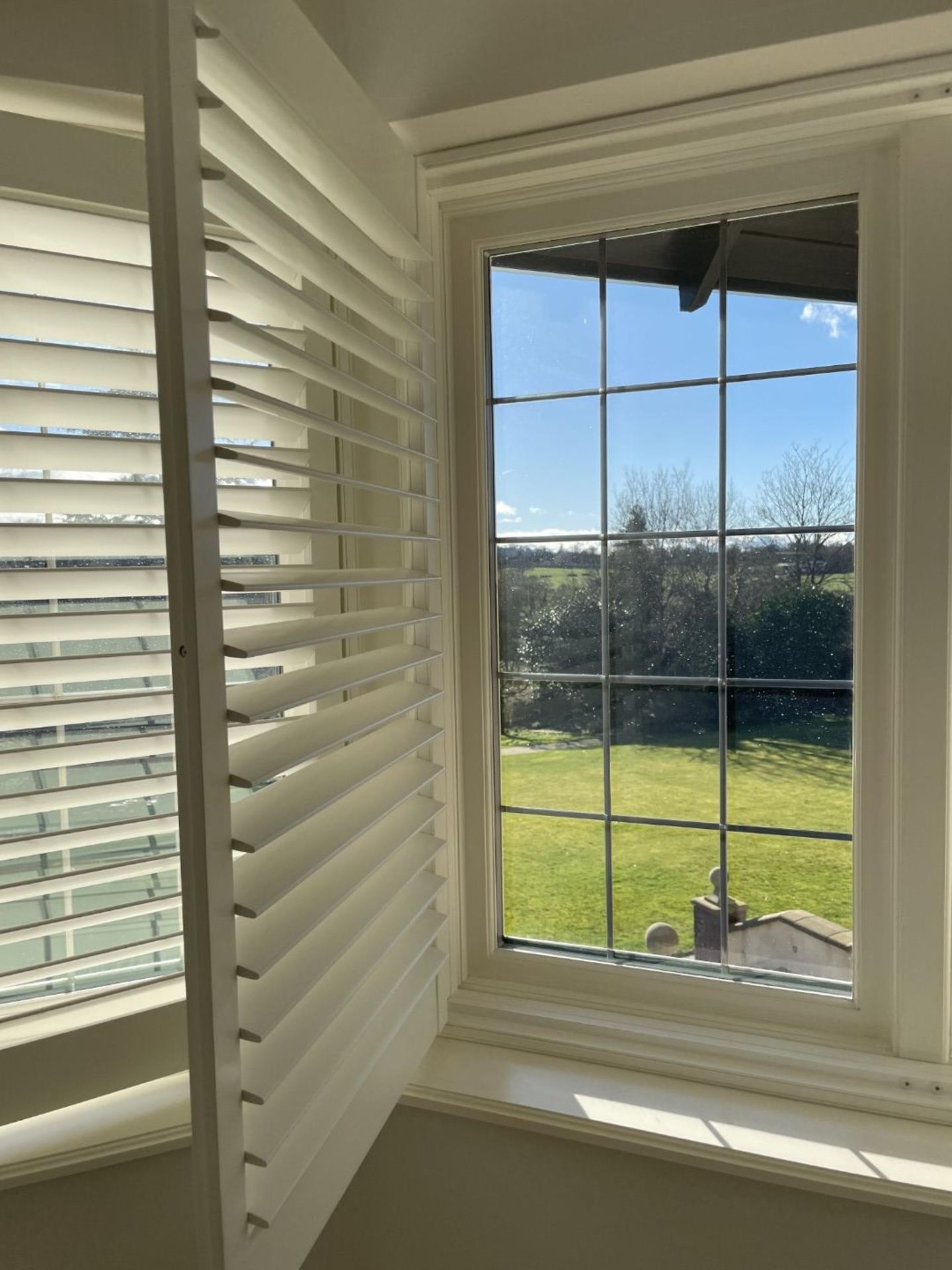 1 x Hardwood Timber Double Glazed Leaded 2-Pane Window Frame fitted with Shutter Blinds - Ref: - Image 7 of 12