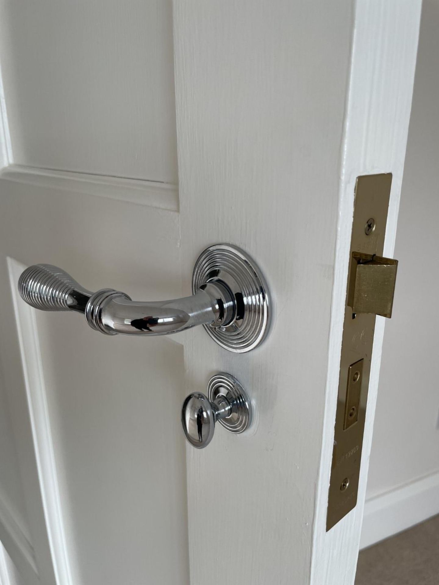 1 x Solid Wood Lockable Painted Internal Door in White - Image 3 of 11