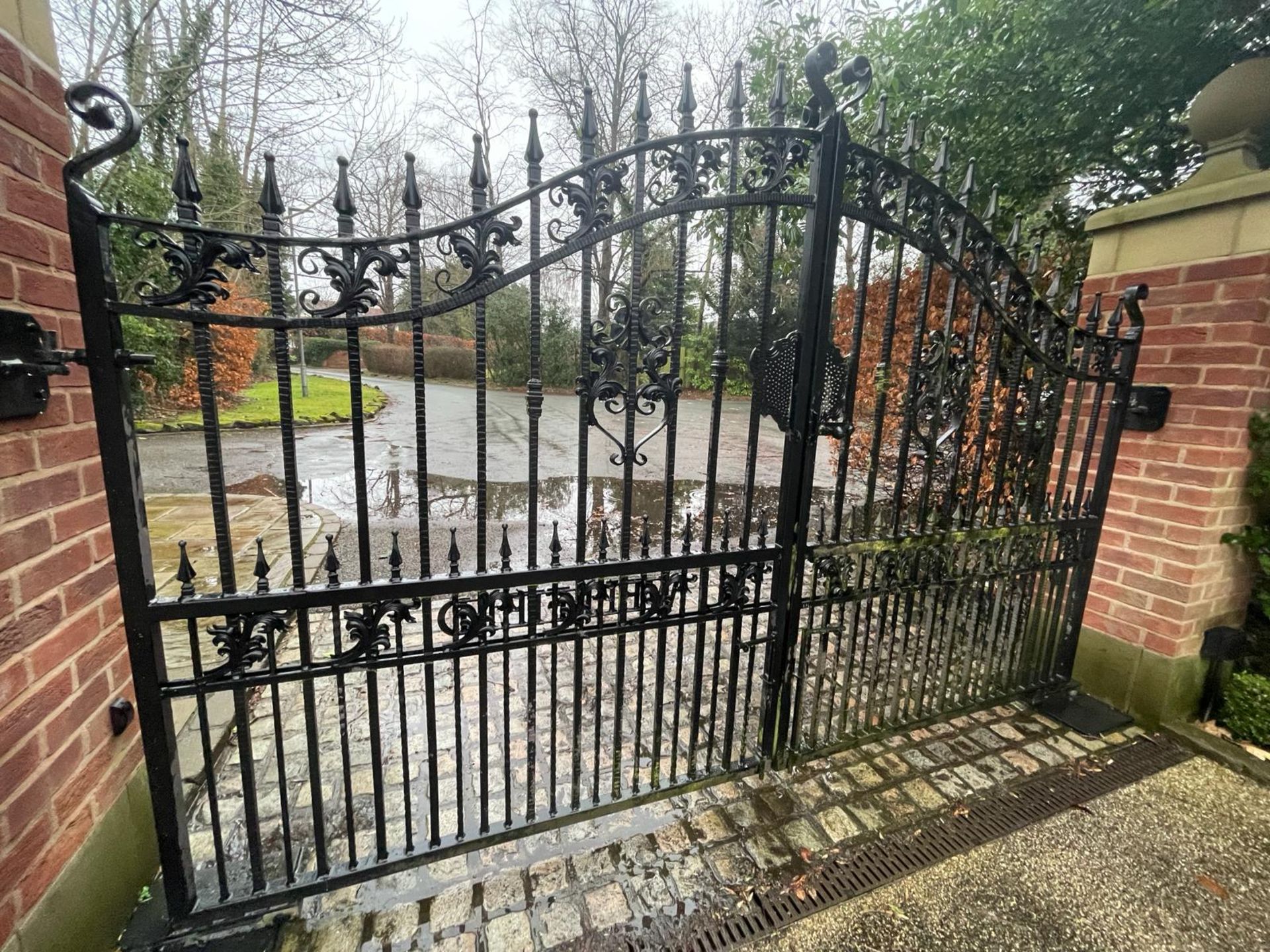 1 x Electric Ornate Double Swing Metal Main Entrance Security Gate - Ref: UP10 - NO VAT ON HAMMER - Image 2 of 19