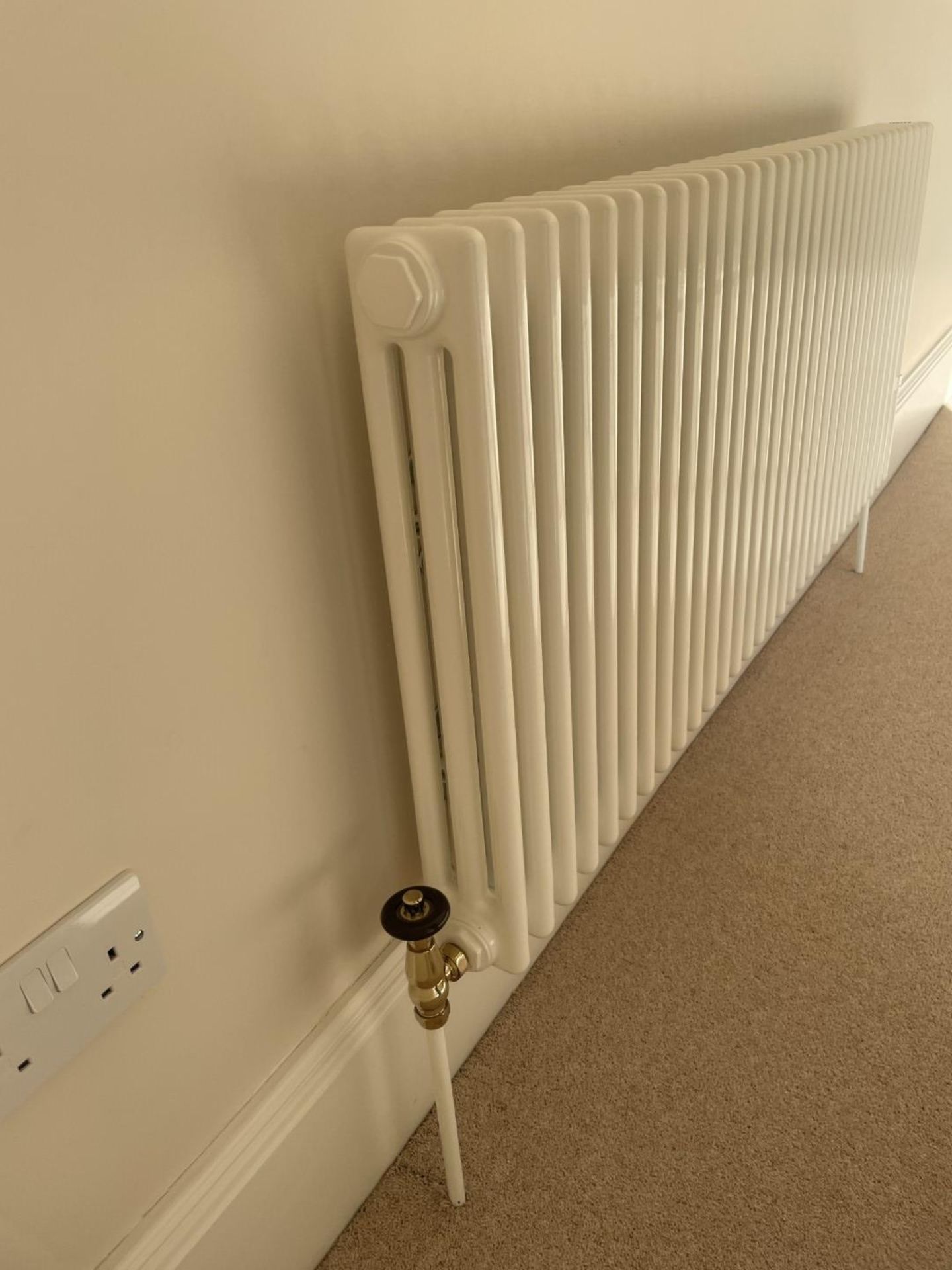 1 x ZEHNDER Traditional Tubular 3 Column Horizontal Radiator in White - Original Value £1,080 - Image 4 of 6