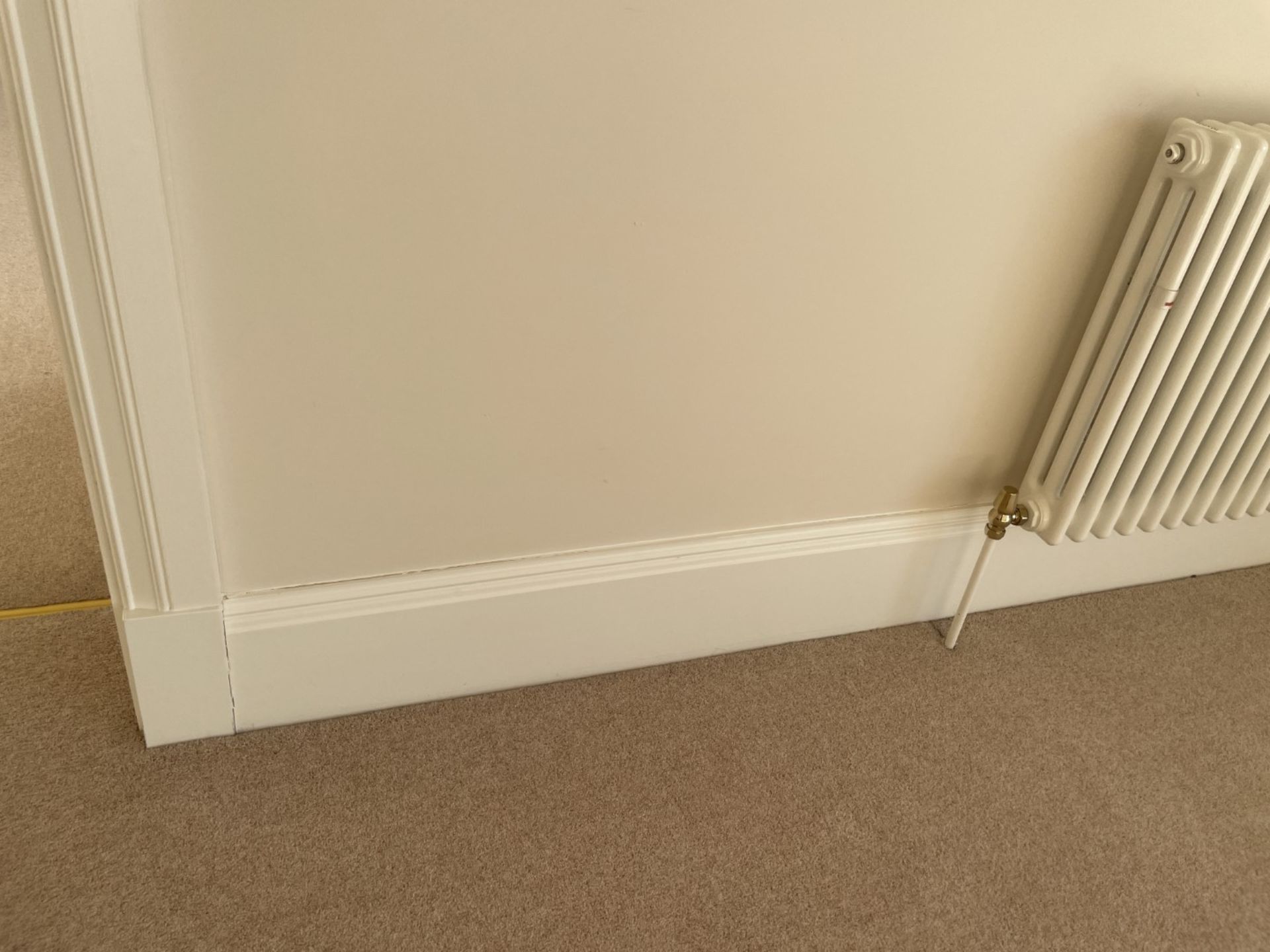 1 x Approximately 22-Metres of Painted Timber Wooden Skirting Boards, In White - Ref: PAN224 - CL896 - Image 6 of 10