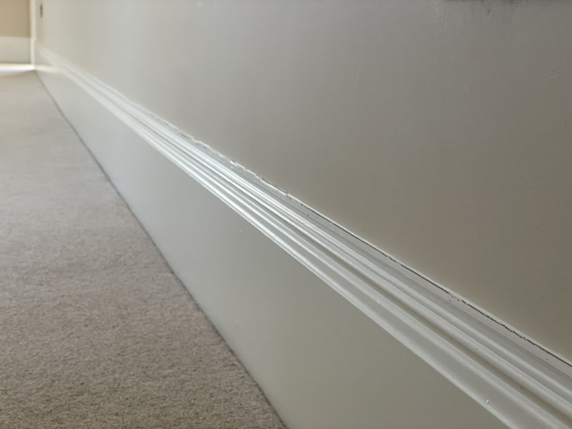 Approximately 20-Metres of Painted Timber Wooden Skirting Boards, In White - Ref: PAN219 - CL896 - - Image 6 of 8