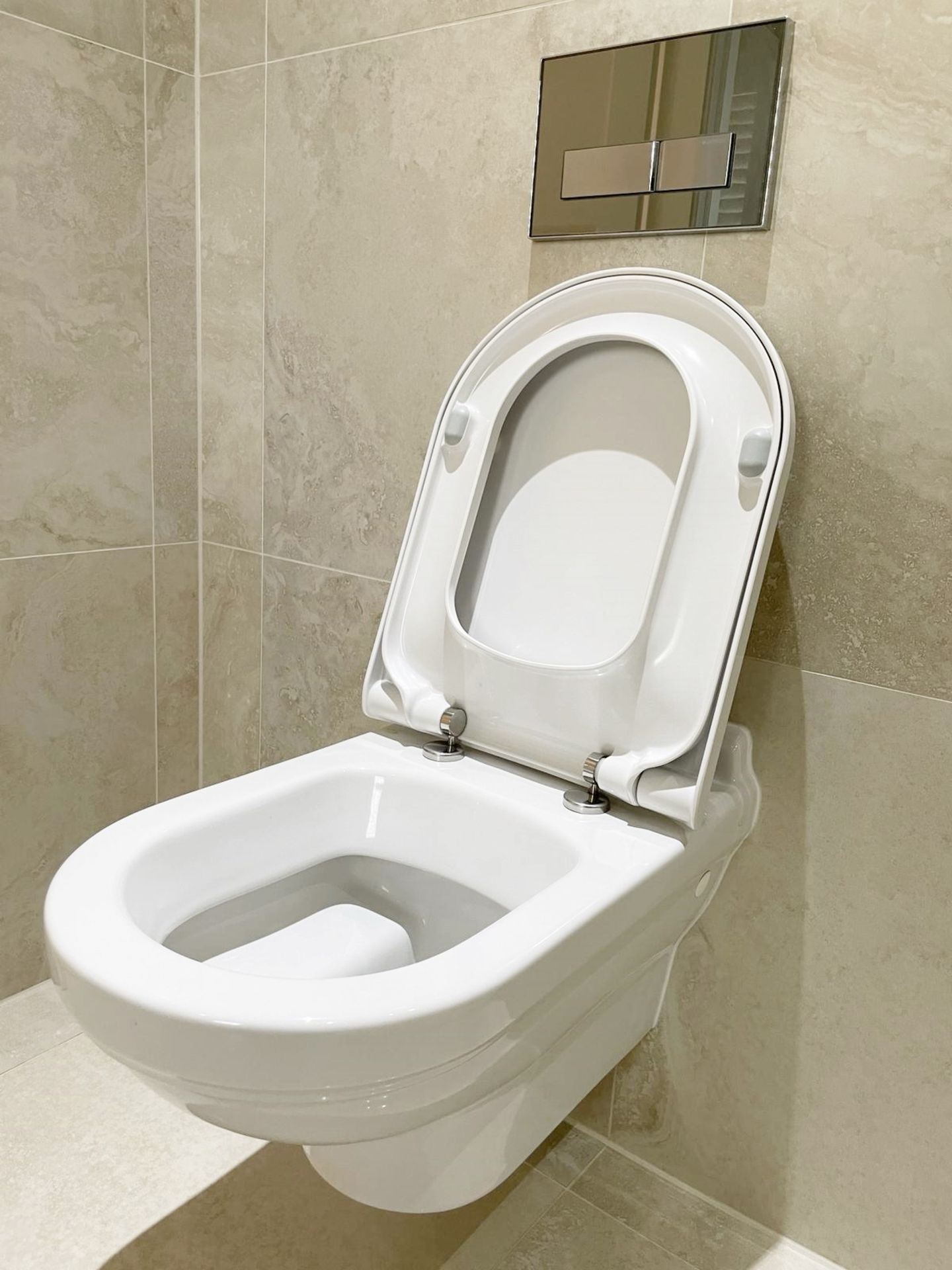 1 x VILLEROY & BOCH Wall Hung Toilet with Geberit Flush Plate - Ref: PAN249 - CL896 - NO VAT ON