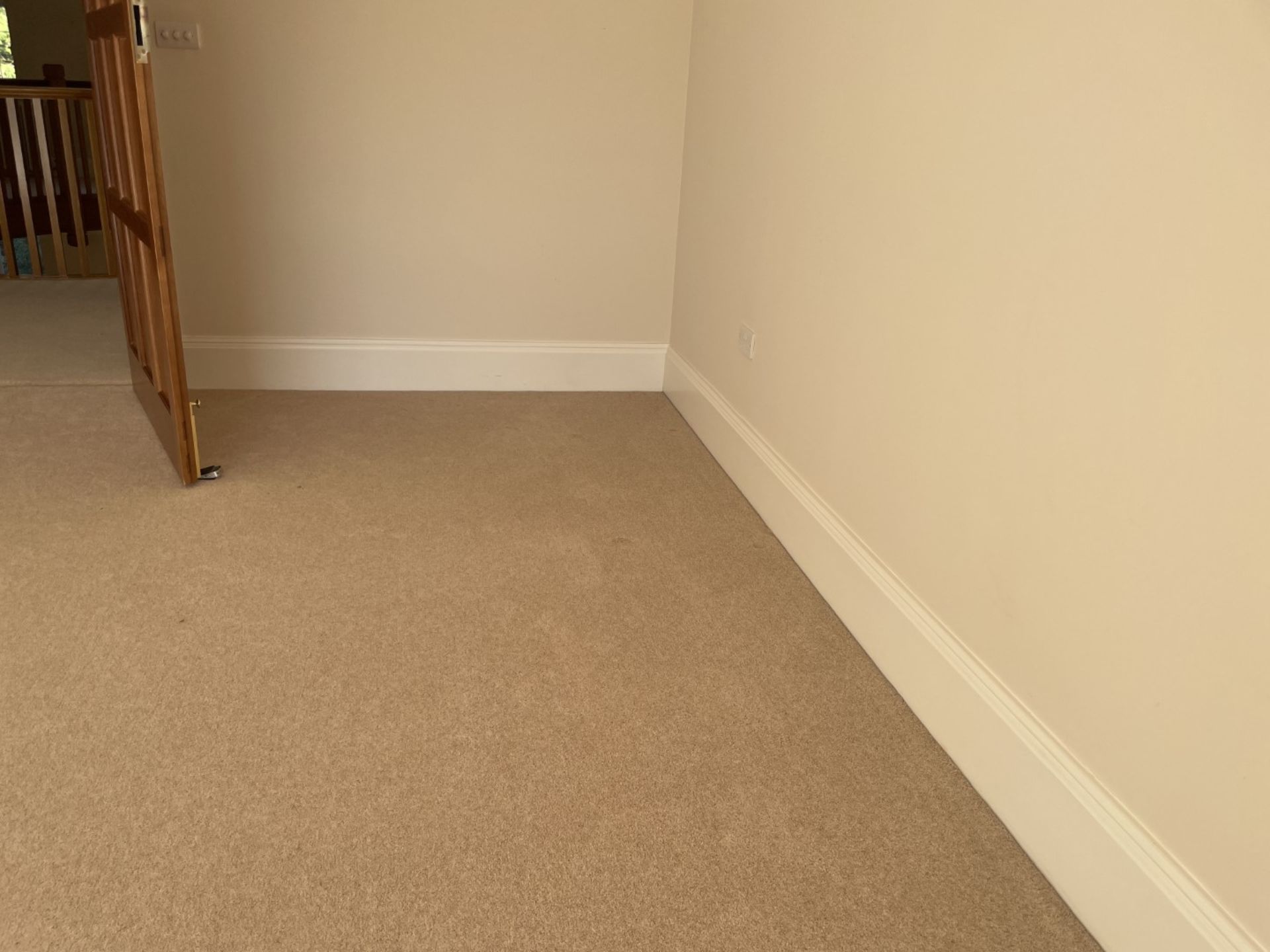 1 x Approximately 22-Metres of Painted Timber Wooden Skirting Boards, In White - Ref: PAN224 - CL896 - Image 2 of 10